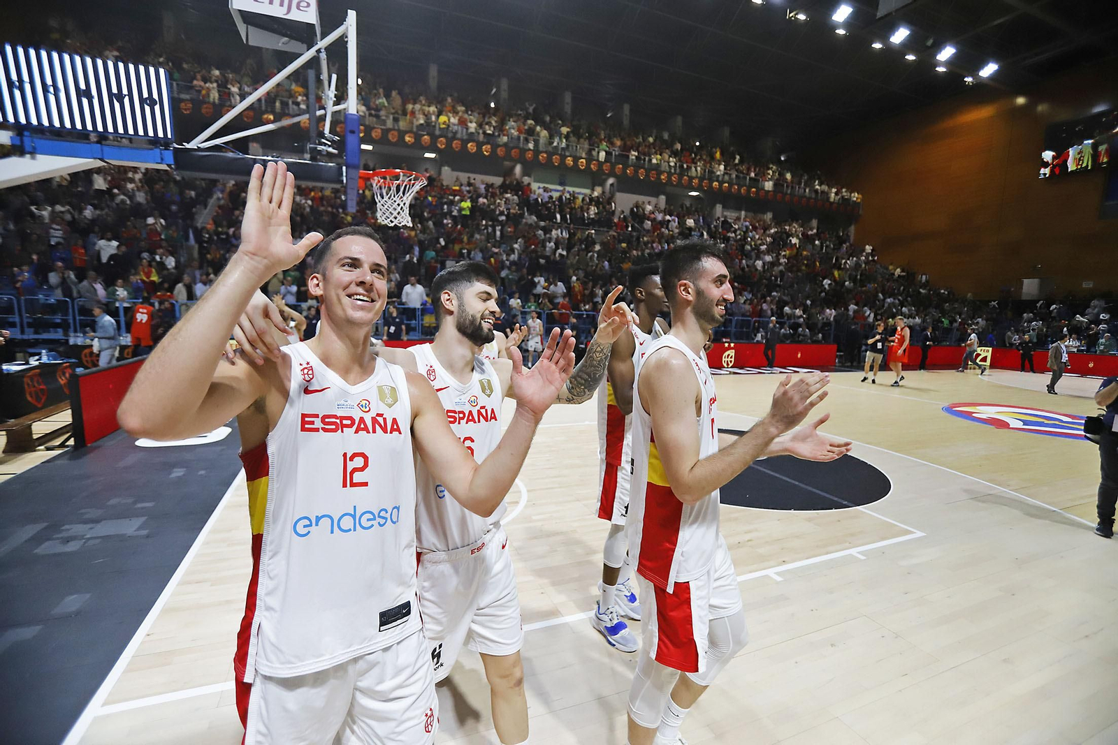 Imágenes de la celebración de la selección Española de baloncesto por certificar su pase con una victoria ante Paises Bajos Imágenes de la celebración de la selección Española de baloncesto por certificar su pase con una victoria ante Paises Bajos