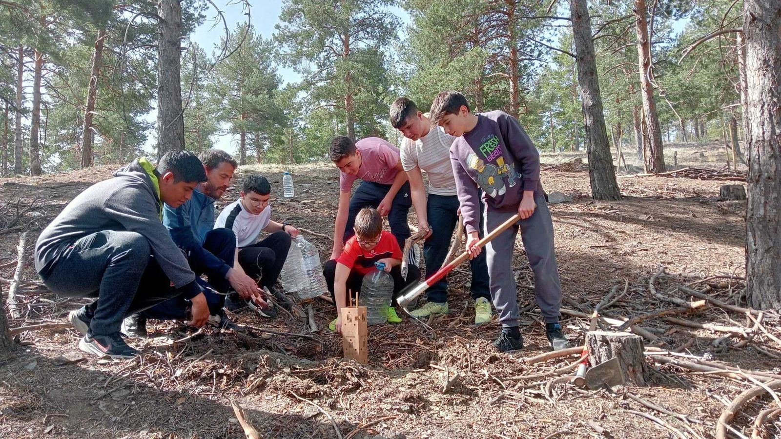 Jóvenes durante la repoblación en Bacares.