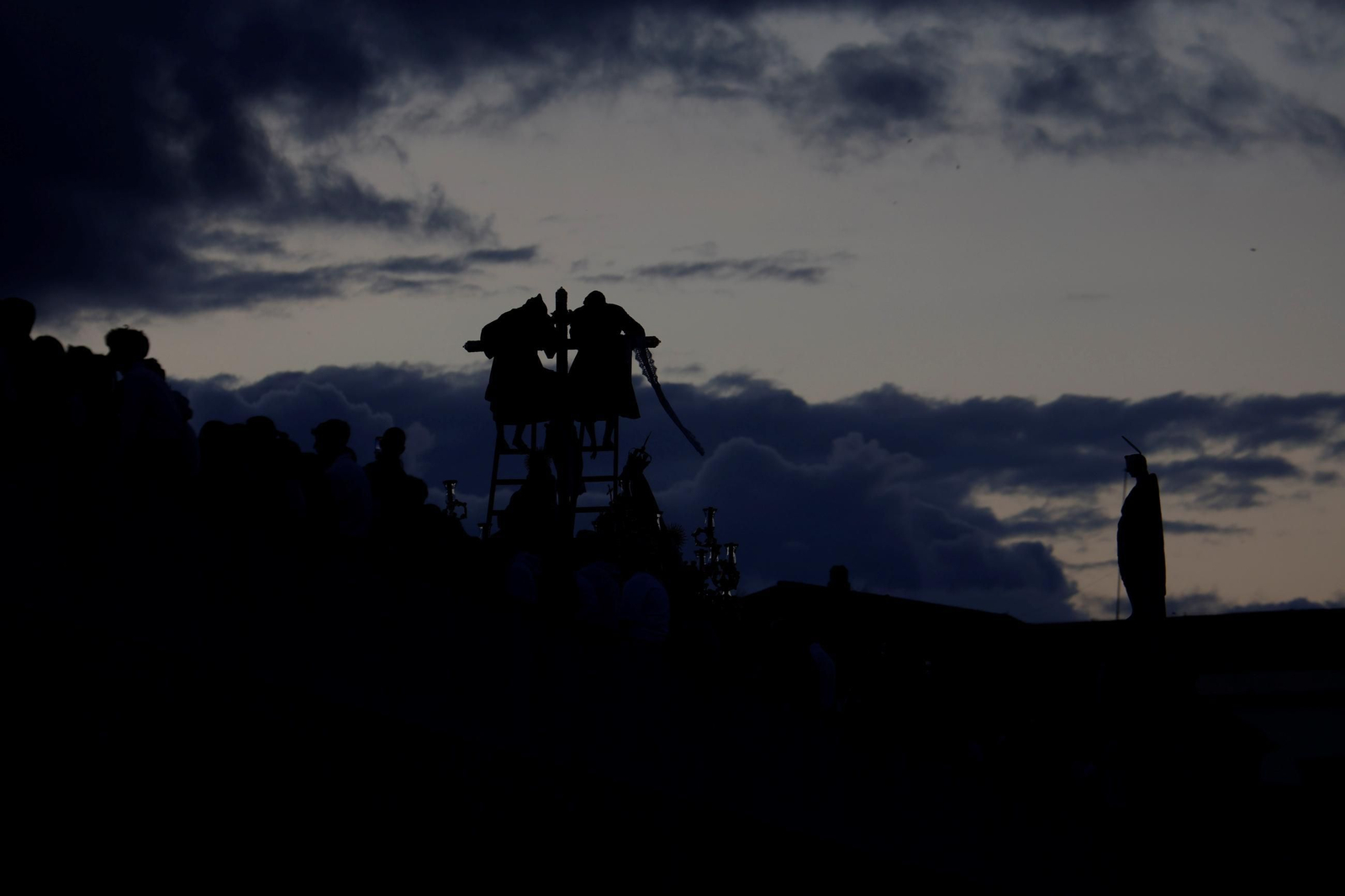La procesión del Descendimiento en este Viernes Santo de Córdoba, en imágenes