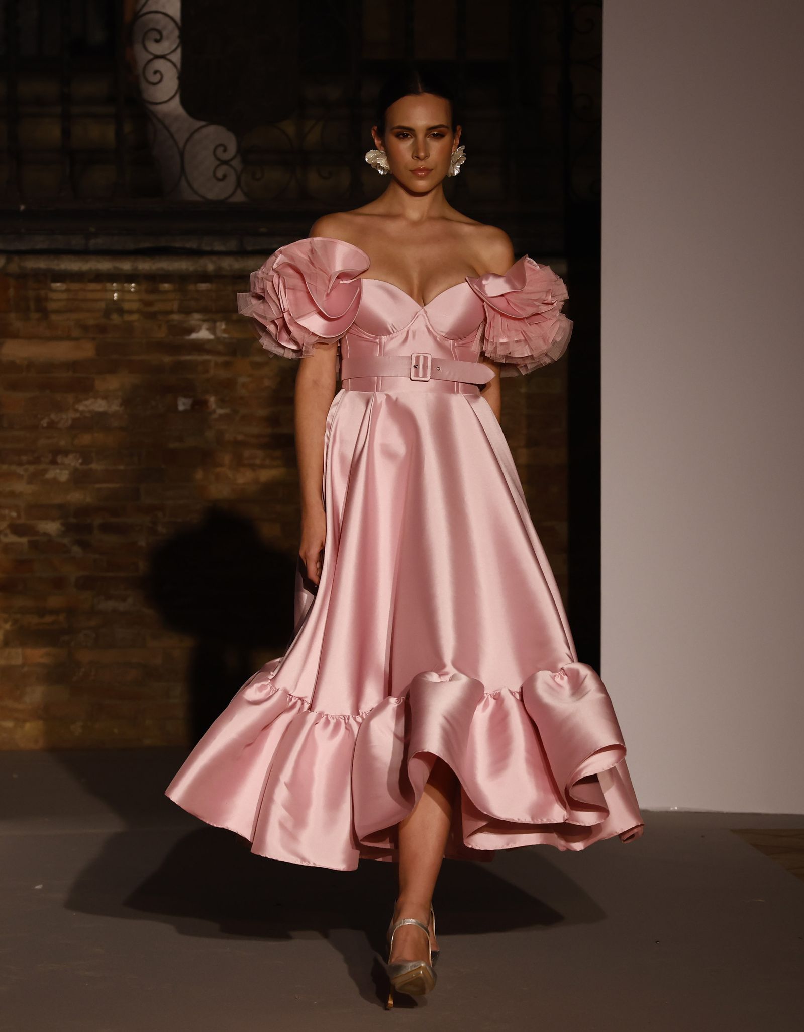 Las tendencias en vestidos de novia e invitada de la pasarela SIQ, en fotos