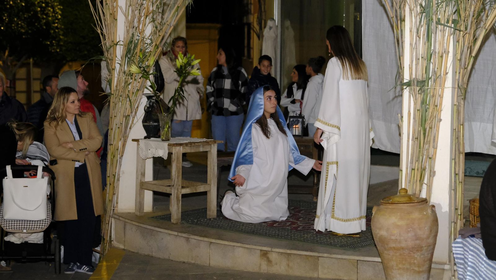 El Belén viviente de Gádor abarrota de público la plaza del pueblo, en imágenes
