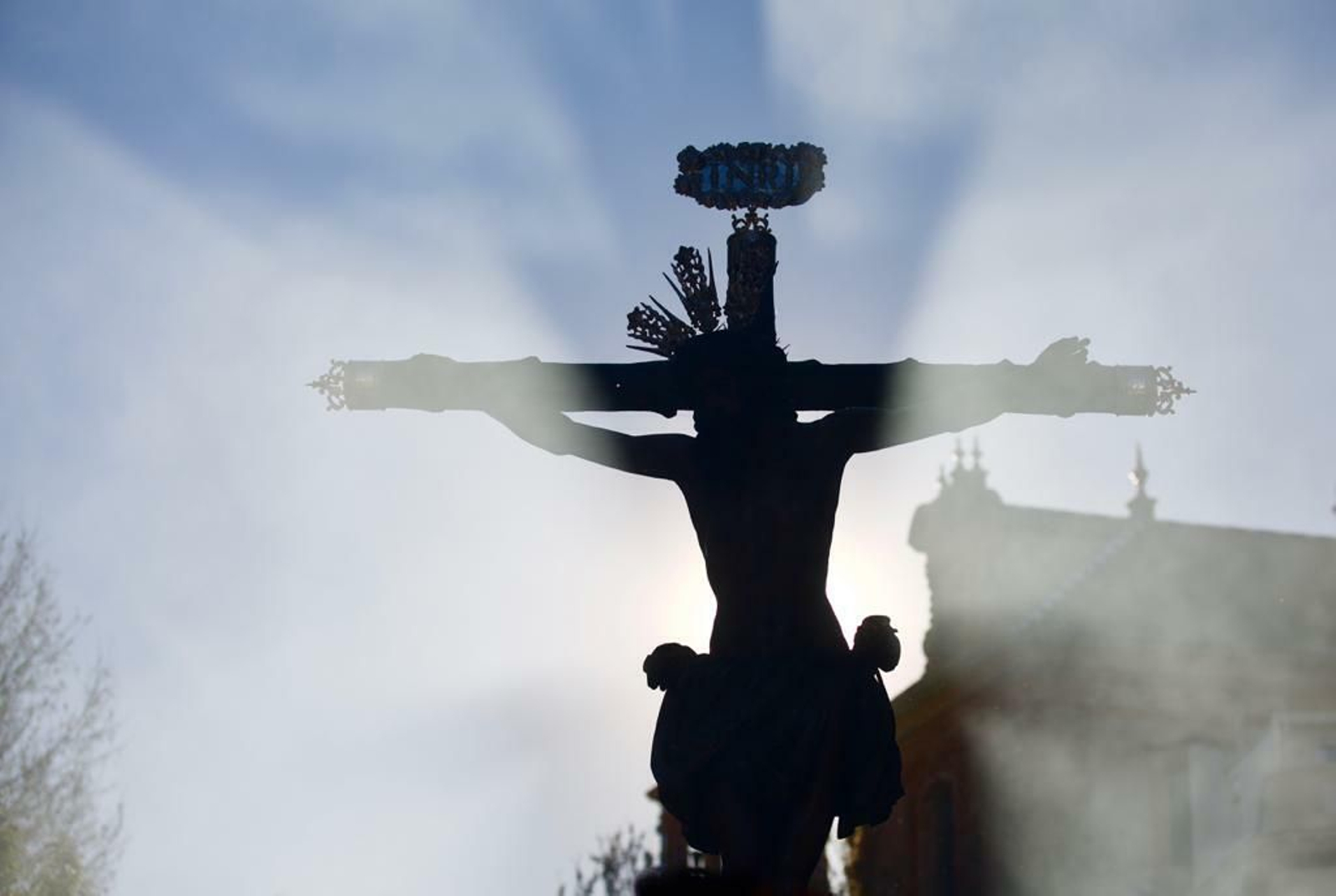 Las imágenes del Vía Crucis de las Cofradías de Sevilla con el Cristo de la Conversión de Montserrat