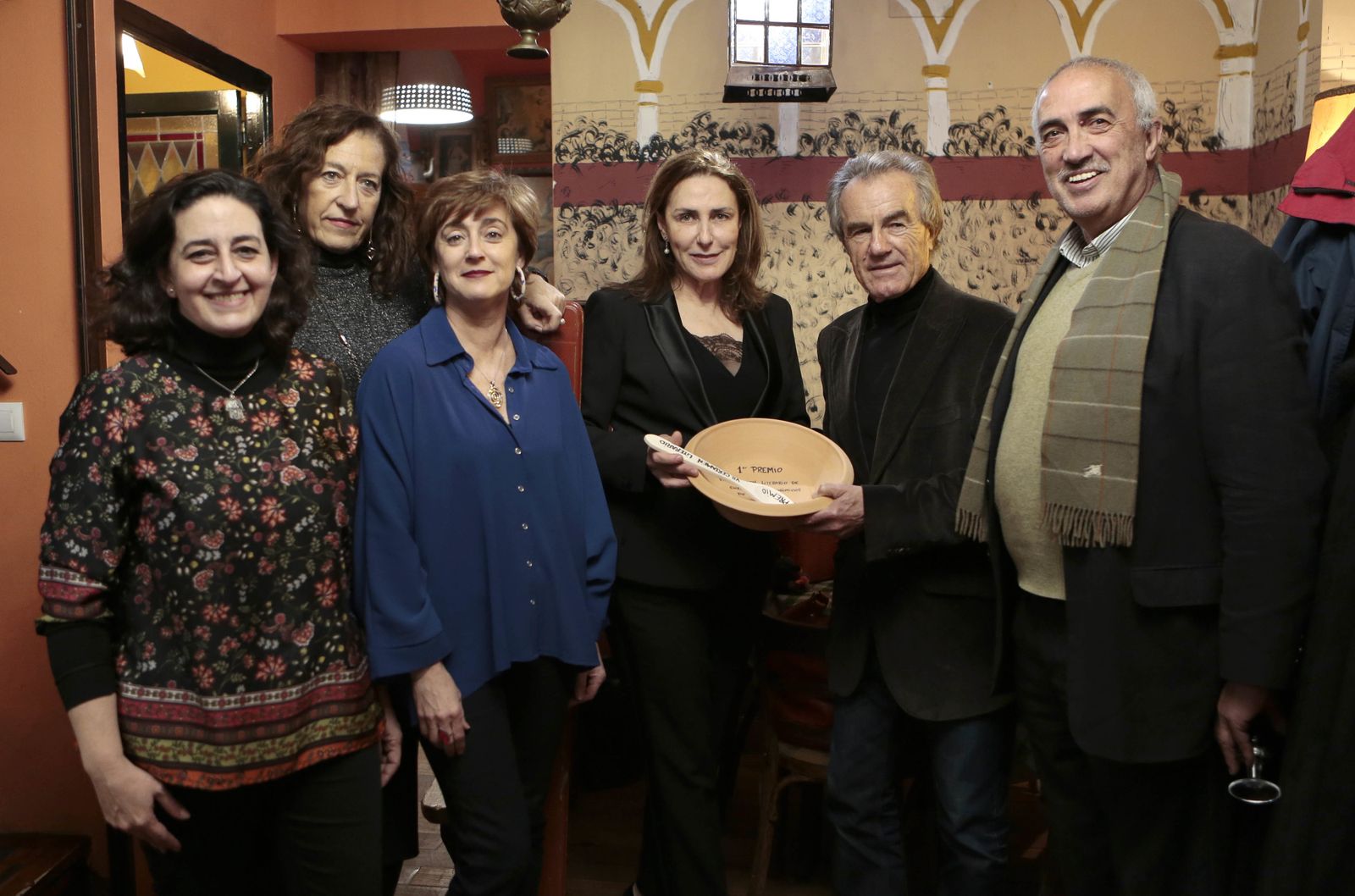 La ganadora, María Cureses (con el lebrillo) con miembros del jurado en La Abacería de San Lorenzo.