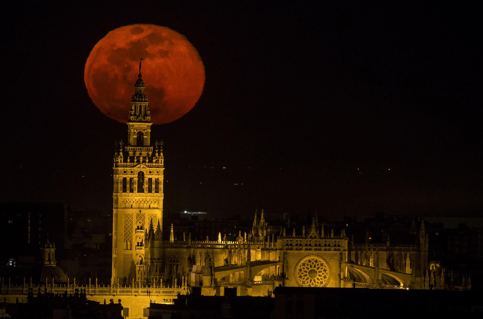 La Giralda, con la superluna de primavera de fondo.