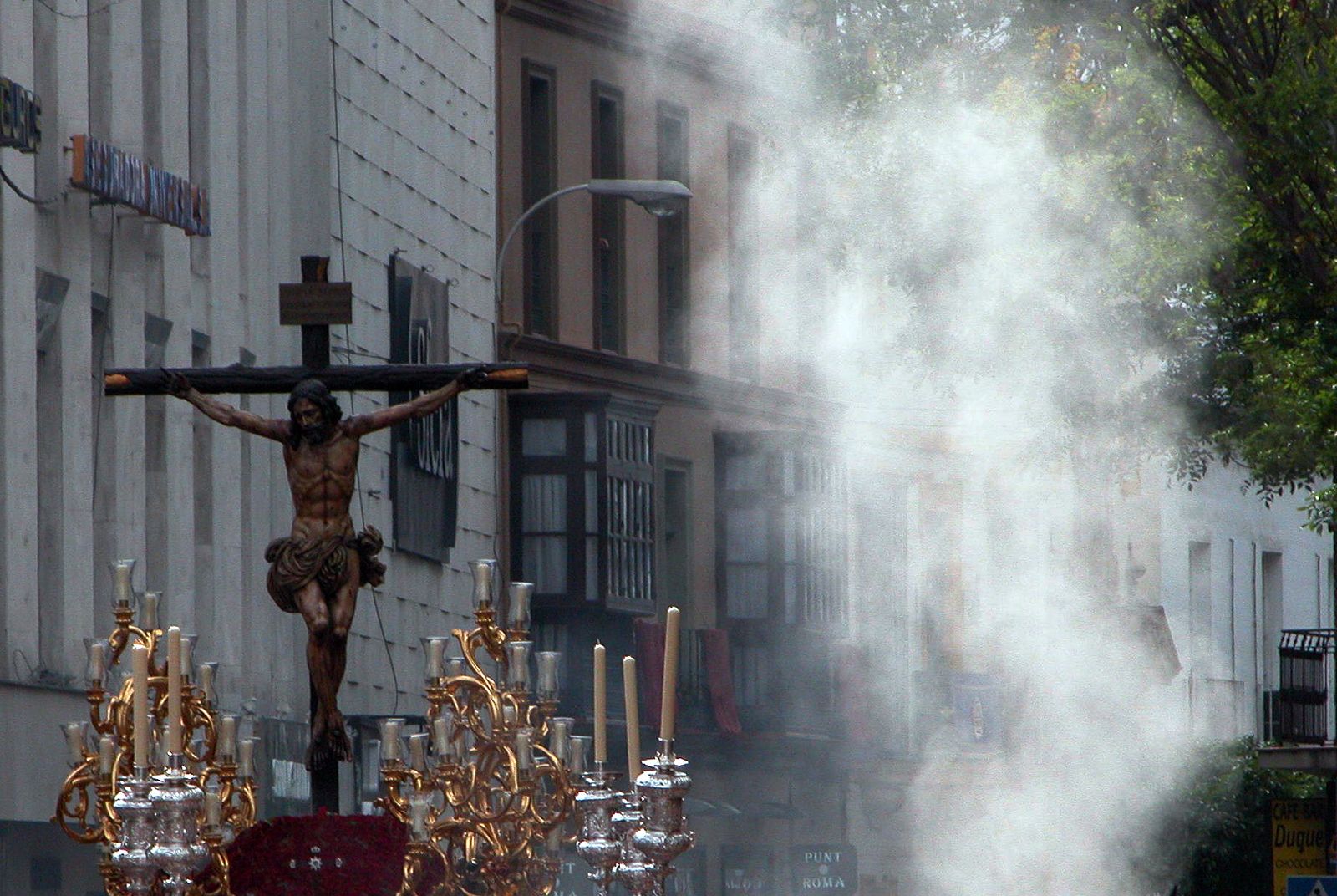 Una nube de incienso antecede al Cristo de la Sed.