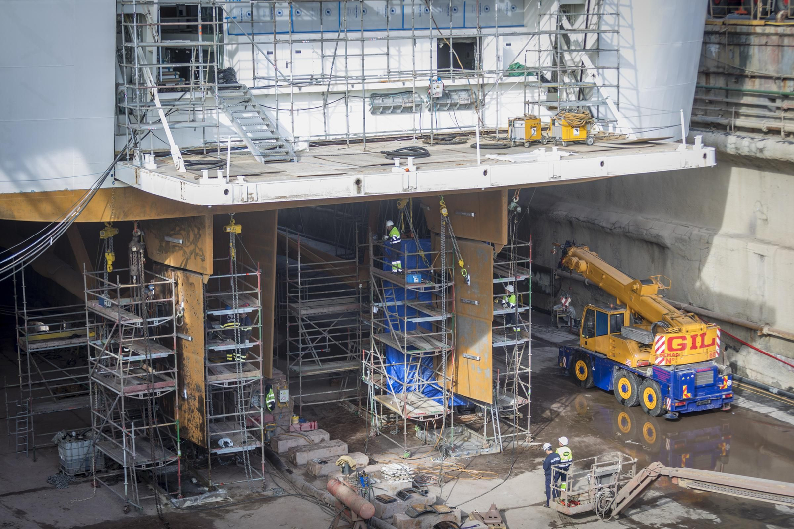 El crucero 'The World' es reparado en un dique seco de Navantia Cádiz
