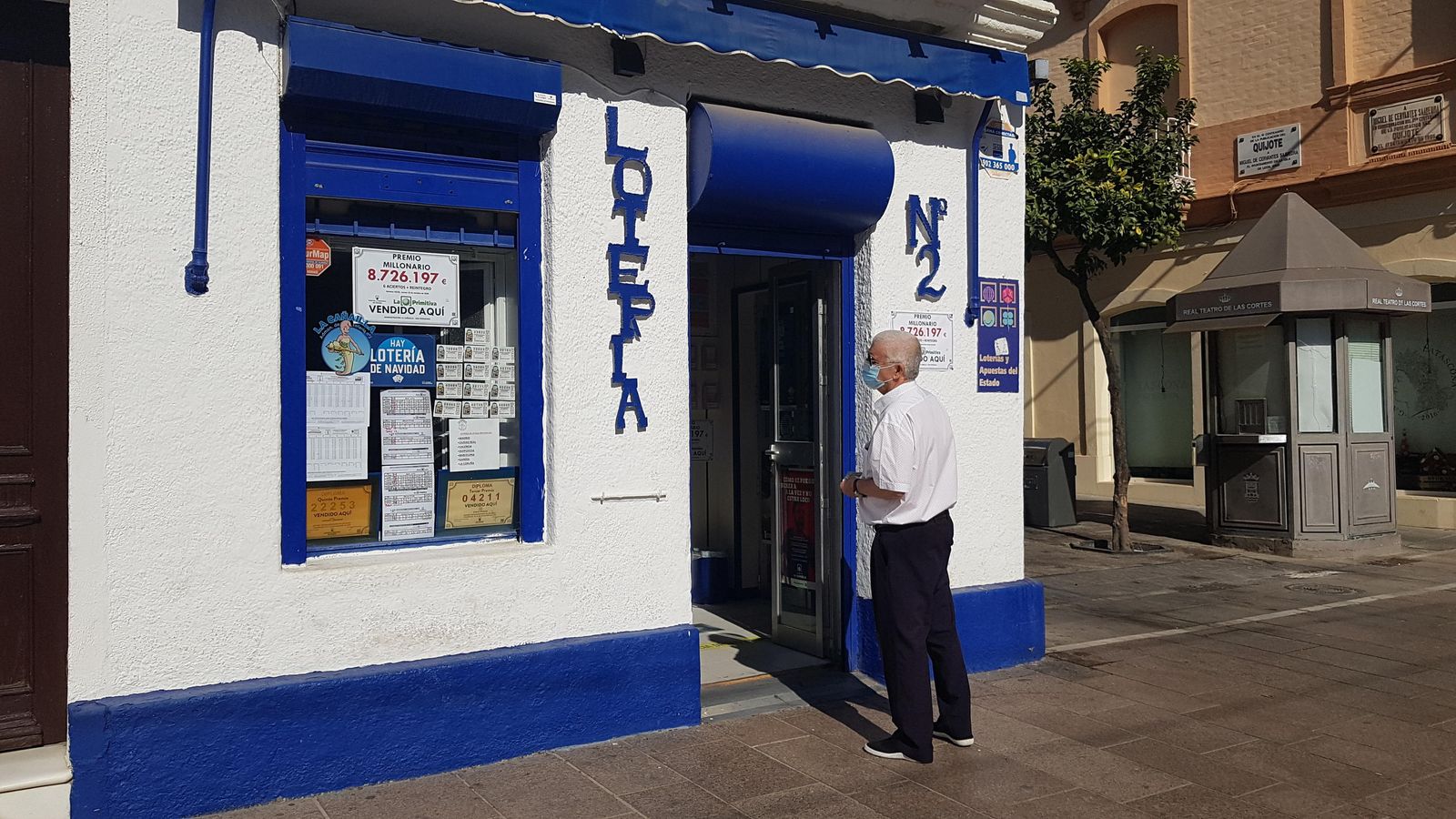 La fachada de la administración de loterías de la calle Real de San Fernando.