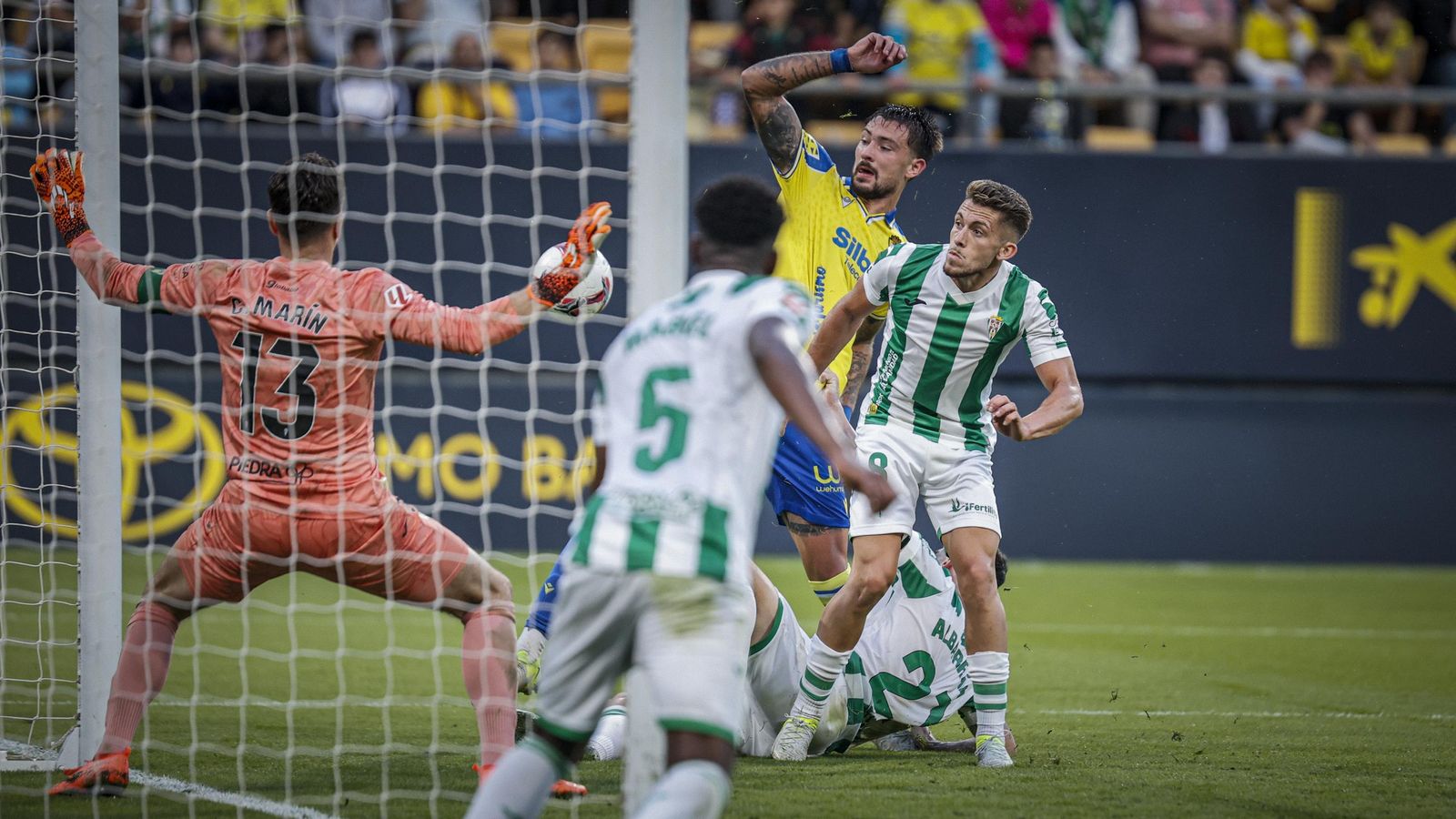 Búscate entre las imágenes del partido de fútbol entre Cádiz CF y Córdoba CF