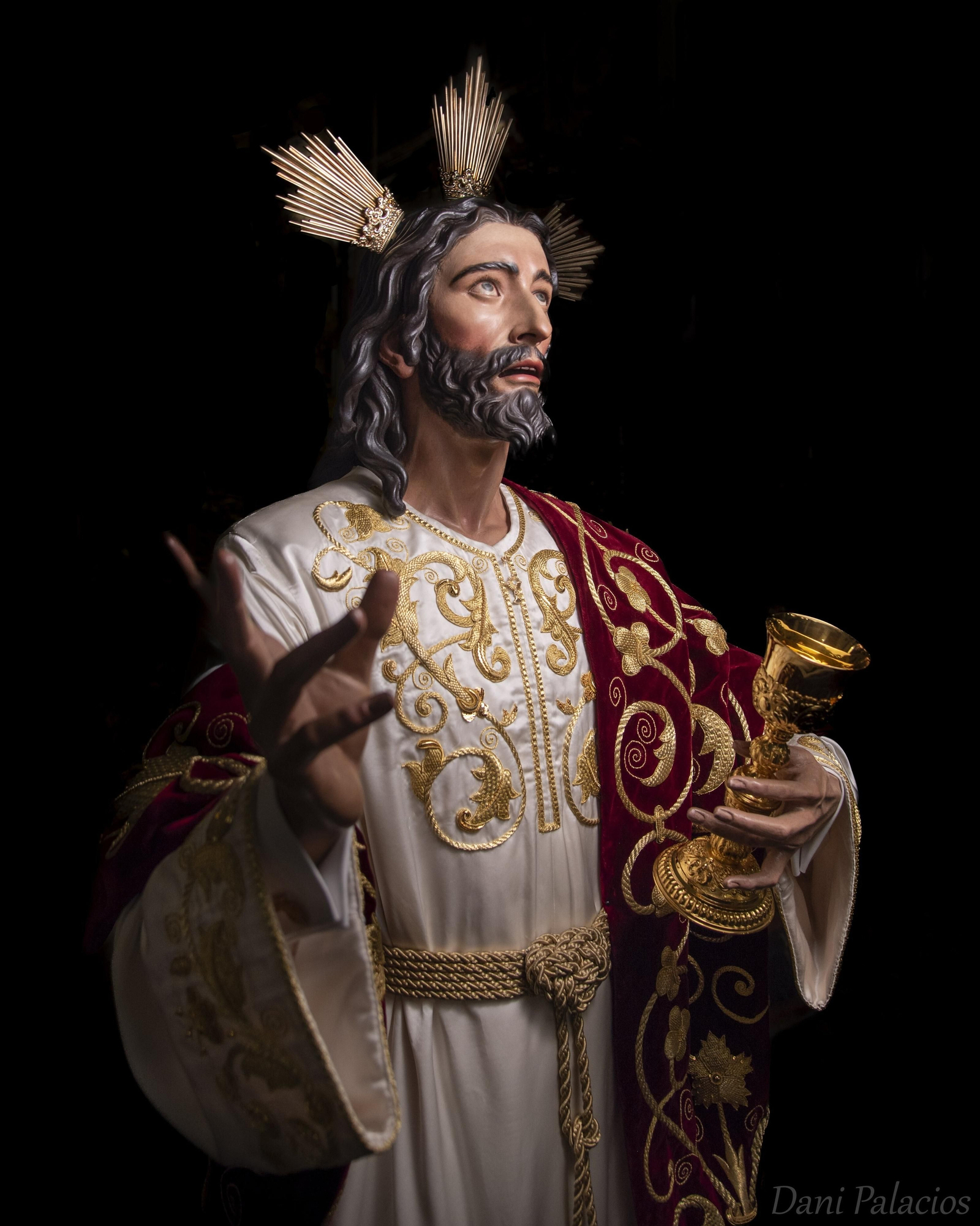 El Señor de la Cena con la túnica bordada