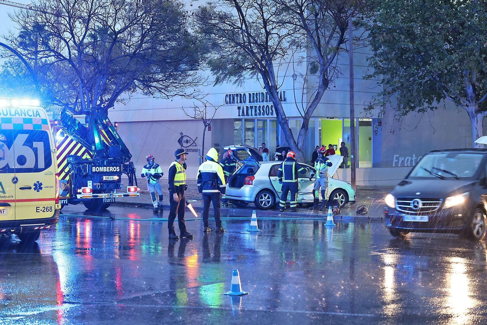 Las espectaculares imágenes del rescate de una persona en un accidente de tráfico en Huelva