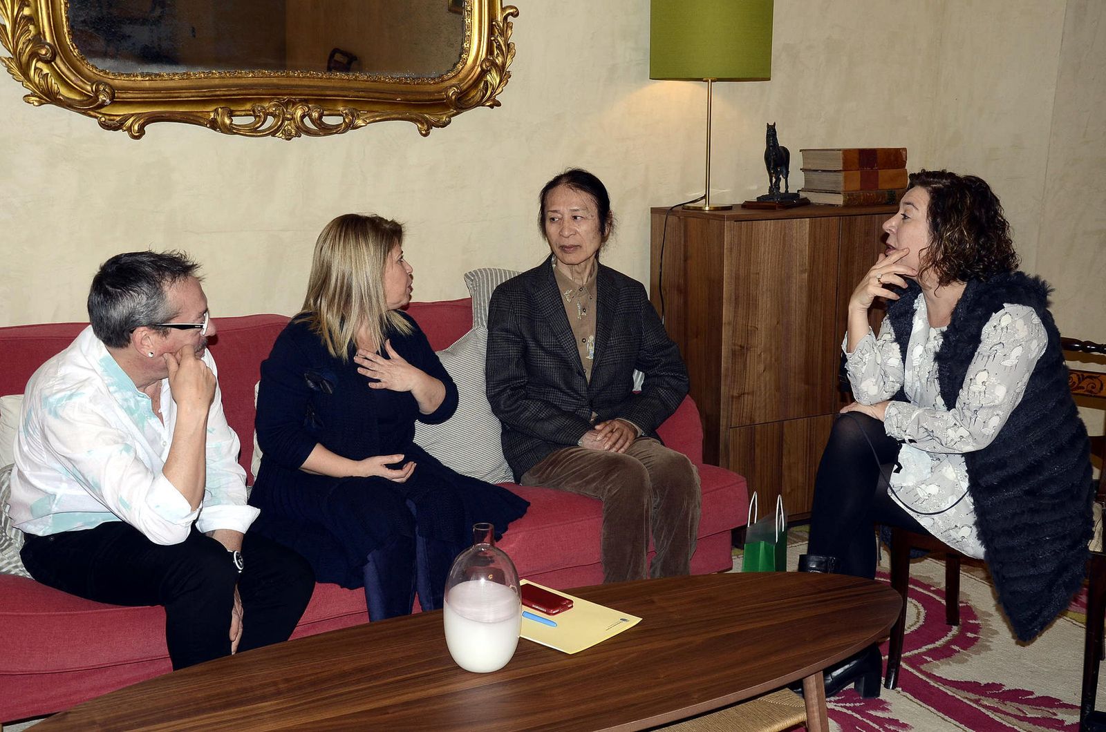 Un instante de la reunión de la alcaldesa con Shoji Kojima.