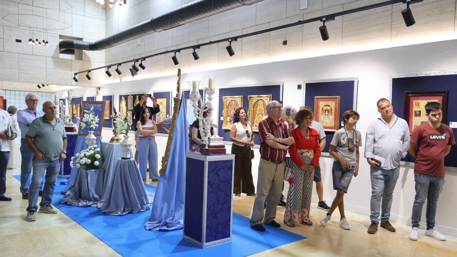 Numerosos asistentes a la inauguración de la muestra cofrade en la Casa Colón.
