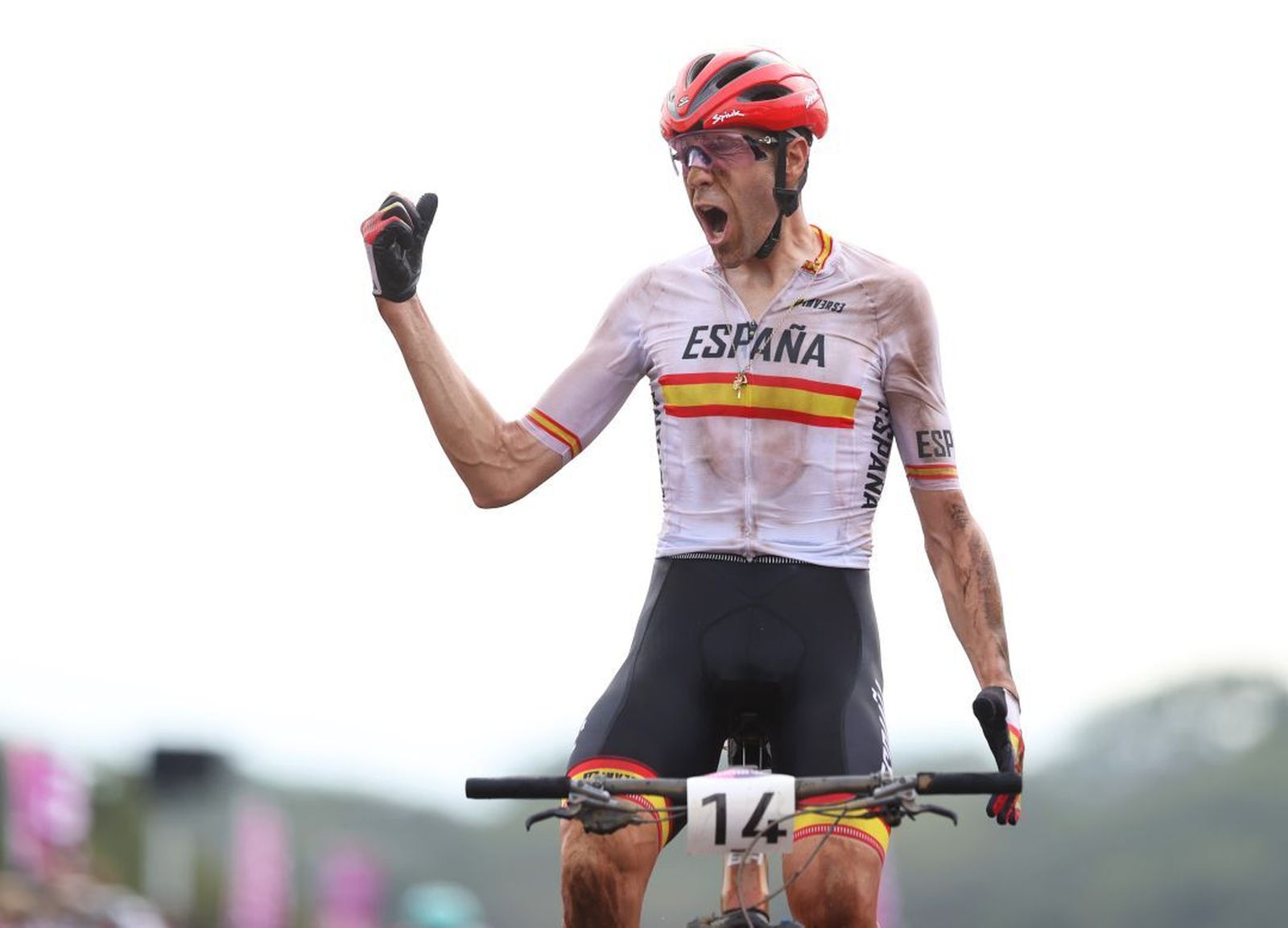 David Valero levanta el puño al entrar a meta en la carrera de Tokio