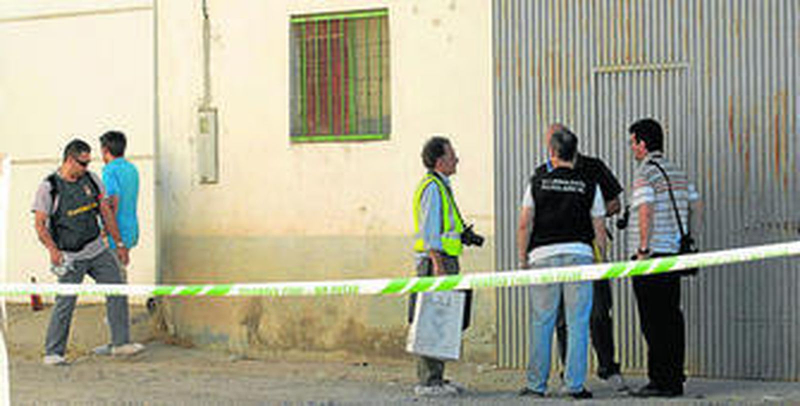 Varios guardias civiles, en la nave de La Jarilla donde se produjo el crimen.