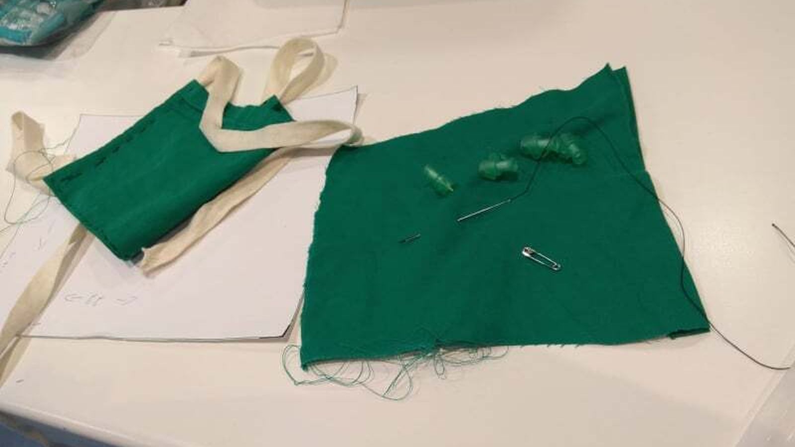 Mascarillas elaboradas por el personal del Puerta del Mar