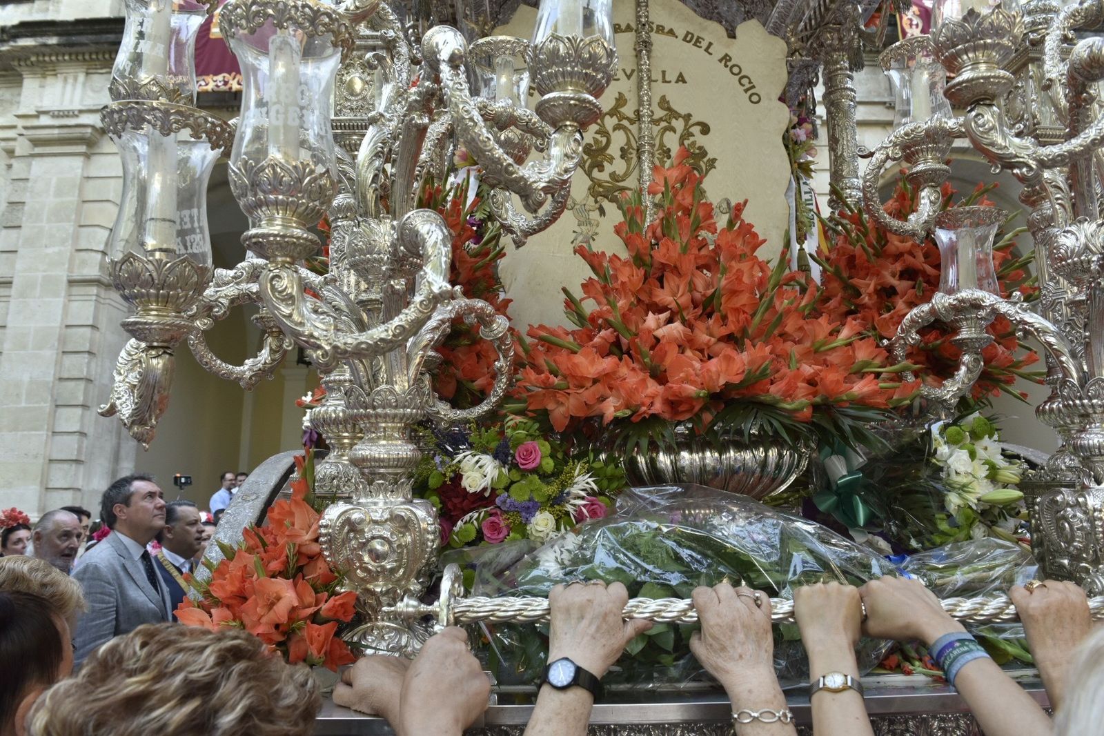 La salida de la Hermandad de Sevilla, en imágenes