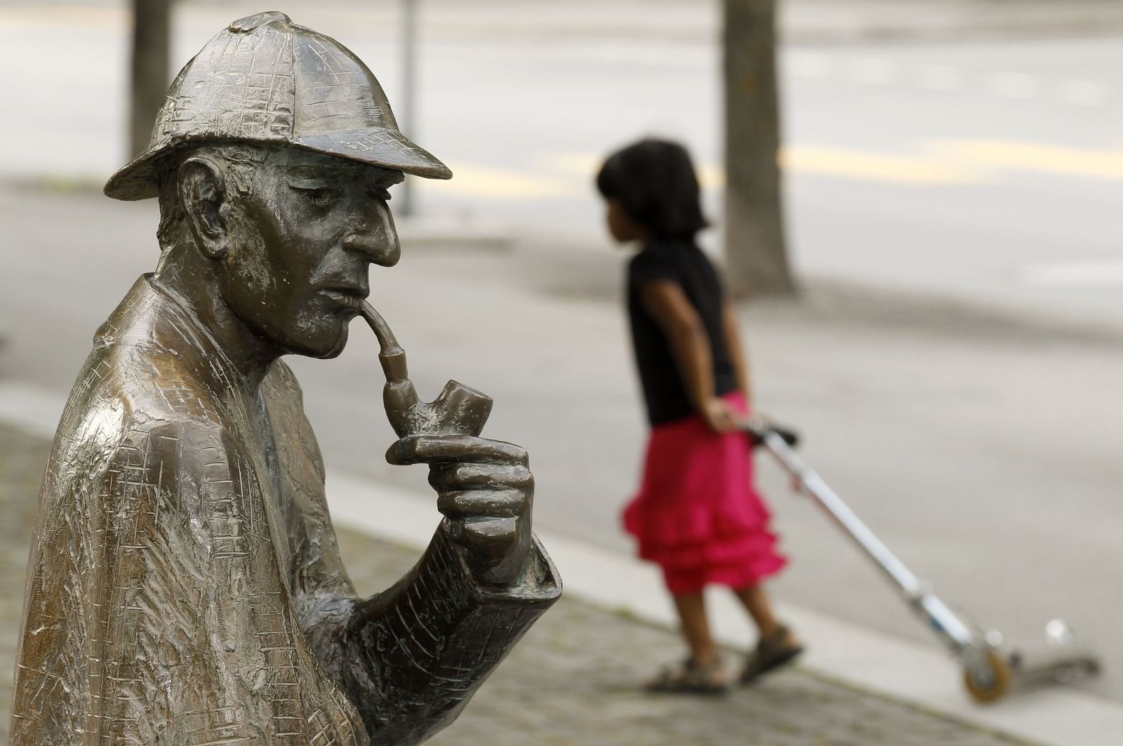 Una estatua del detective Sherlock Holmes en una ciudad de Suiza.