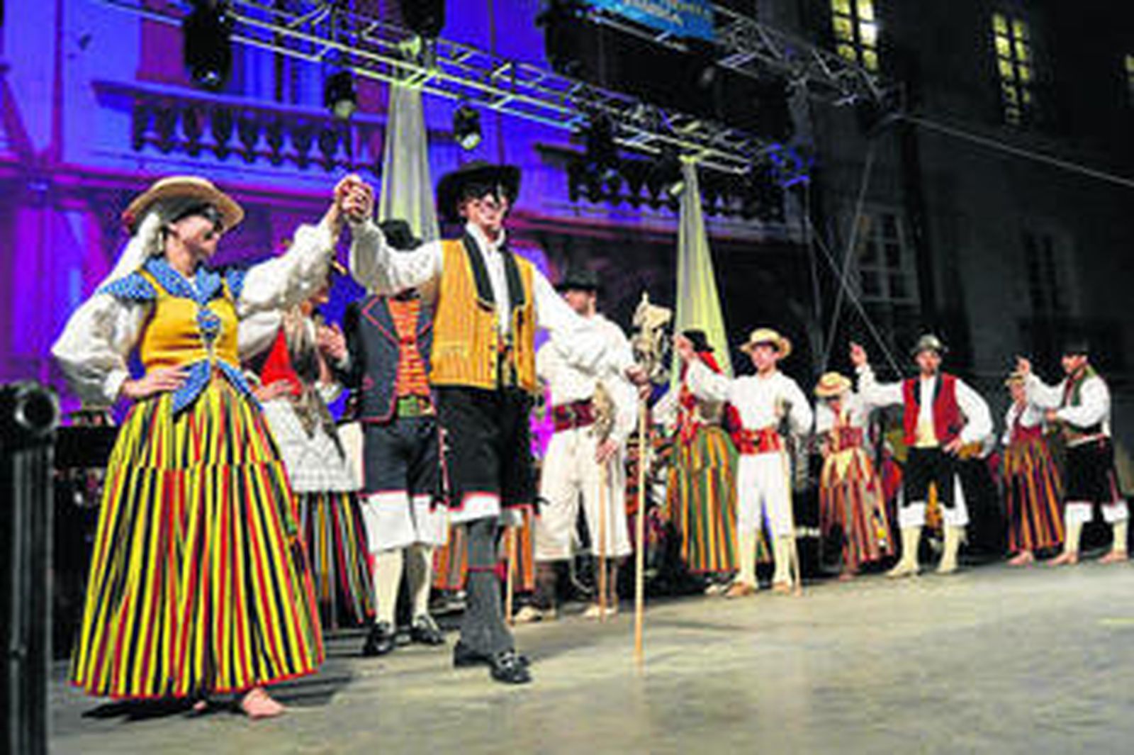 Gran actuación de la Agrupación Folclórica de Higa de La Orotava (Tenerife).