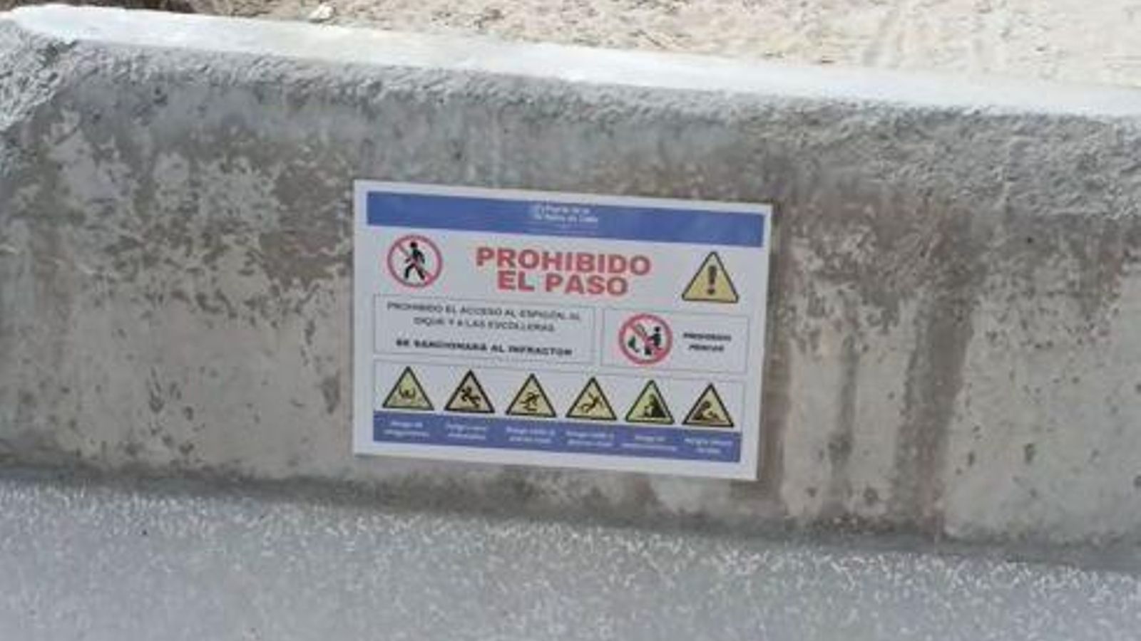 El cartel que prohíbe el acceso al espigón.