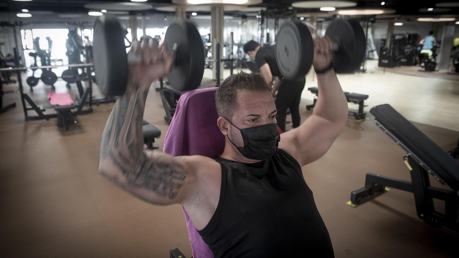 Un usuario practica con pesas en el Viding Piscinas Sevilla.