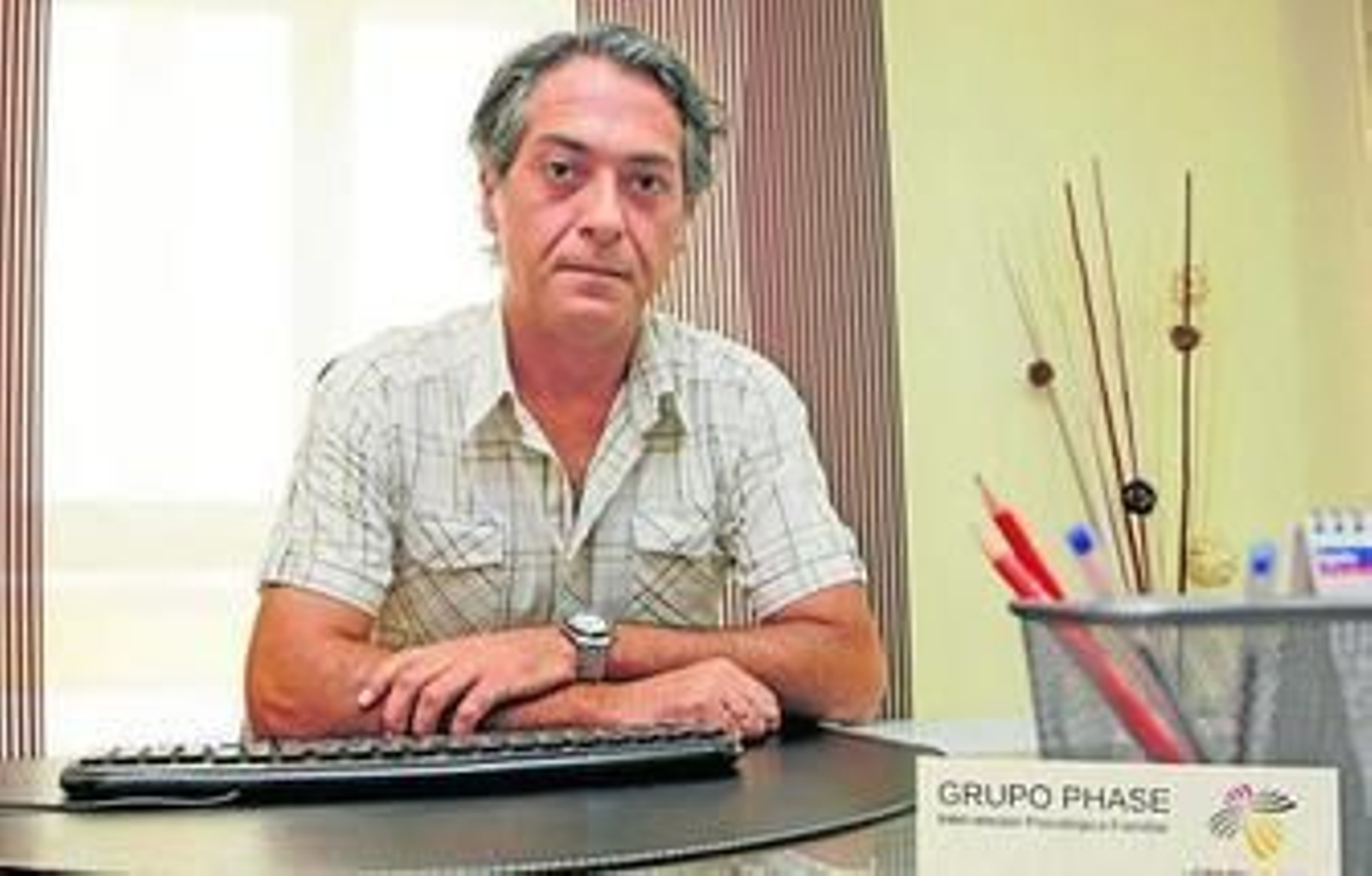 Pedro Rodríguez posa en el despacho de la clínica 'Grupo Phase'.