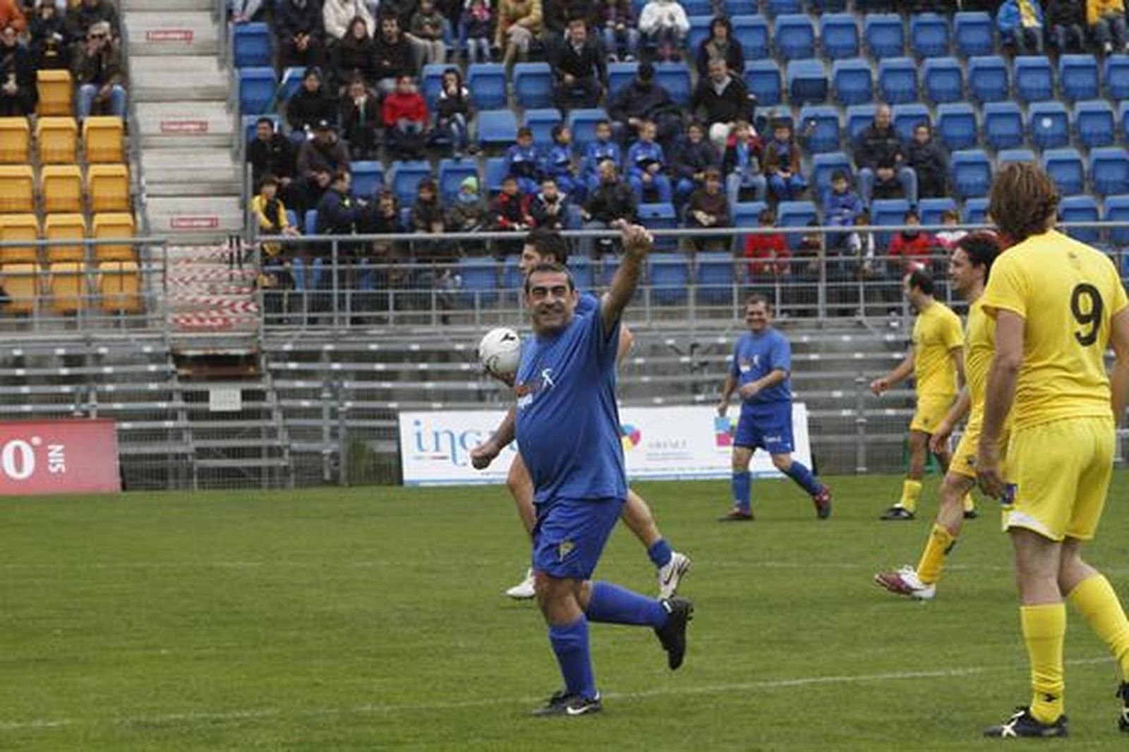 El partido de los Reyes Magos congregó a unas 3.000 personas que disfrutaron del espectáculo futbolístico, al mismo tiempo que colaboraban con la campaña  "Ningún niño sin juguete"

Foto: Lourdes de Vicente