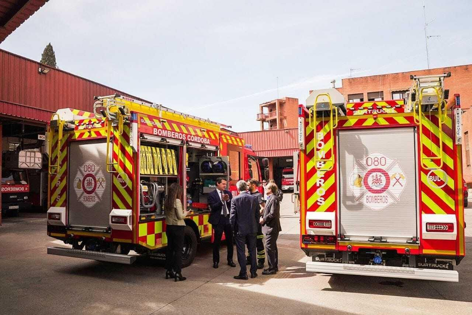 Los dos nuevos camiones bombas urbanas ligeras para los Bomberos de Córdoba.