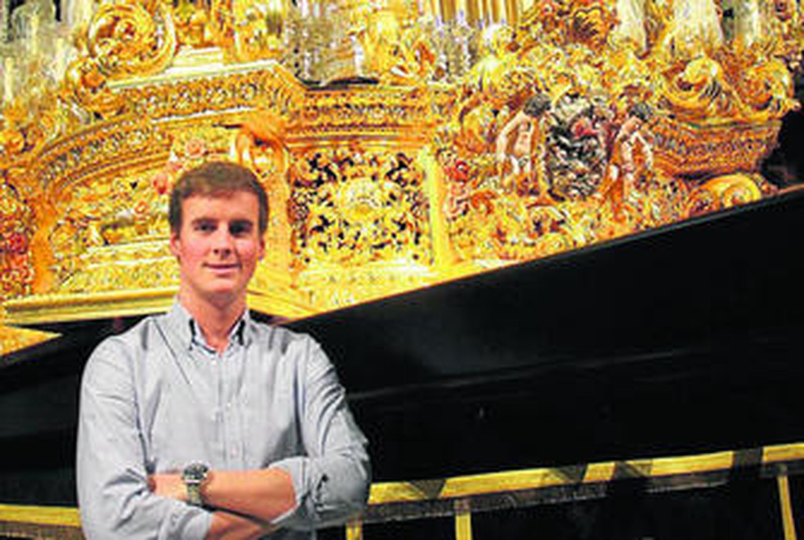 Pablo Krauel posa ante el trono de la Virgen de la Soledad de la Congregación de Mena.