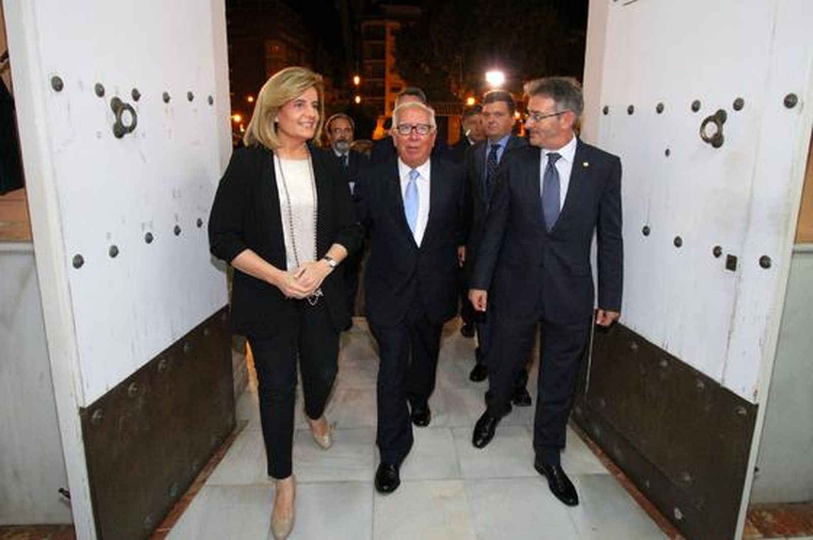 La ministra de Empleo y Seguridad Social, Fátima Báñez, el economista palmerino Manuel Lagares y el rector de la Universidad de Huelva, Francisco Ruiz, a su entrada en La Merced.

Foto: Alberto Dominguez / Josue Correa / Canterla