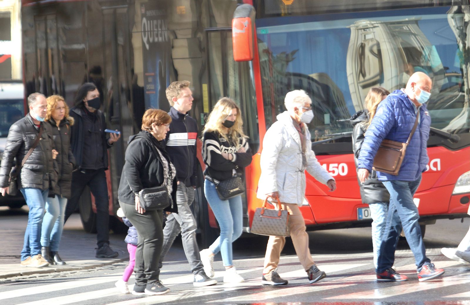 Algunos granadinos aún usan la mascarilla en la calle, la mañana de este jueves, pese a que ya no es obligatoria.
