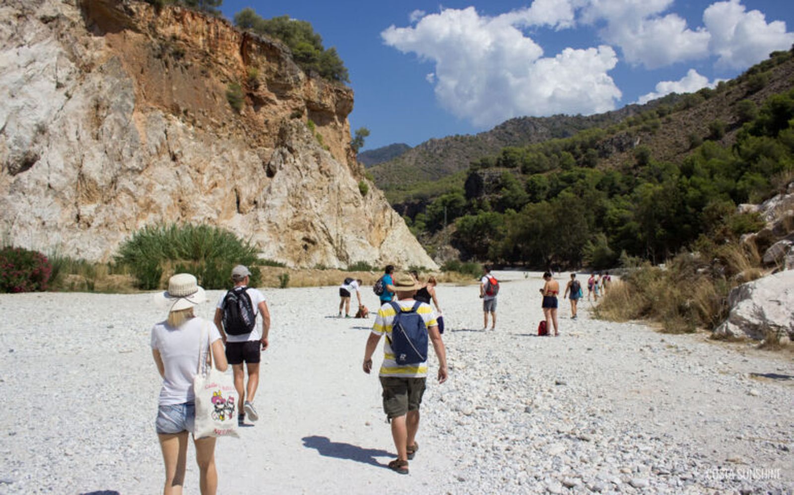 Senderistas recorriendo el cauce del río Chíllar