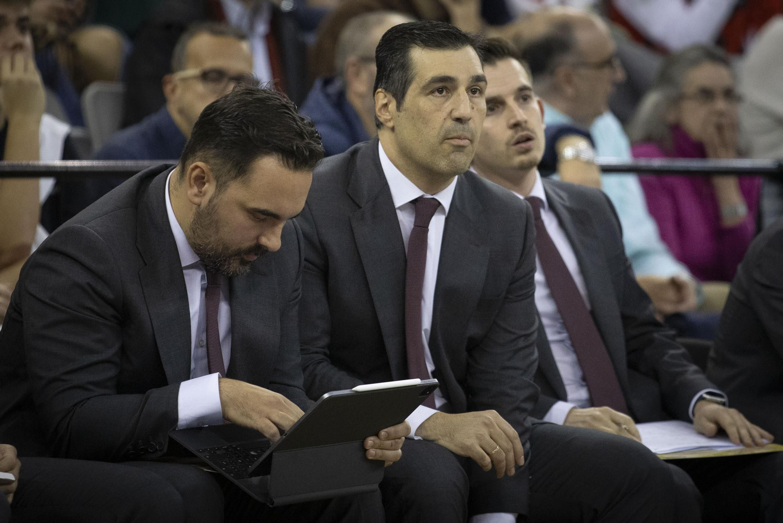 Pablo Pin junto a su cuerpo técnico en el banquillo del Covirán Granada.