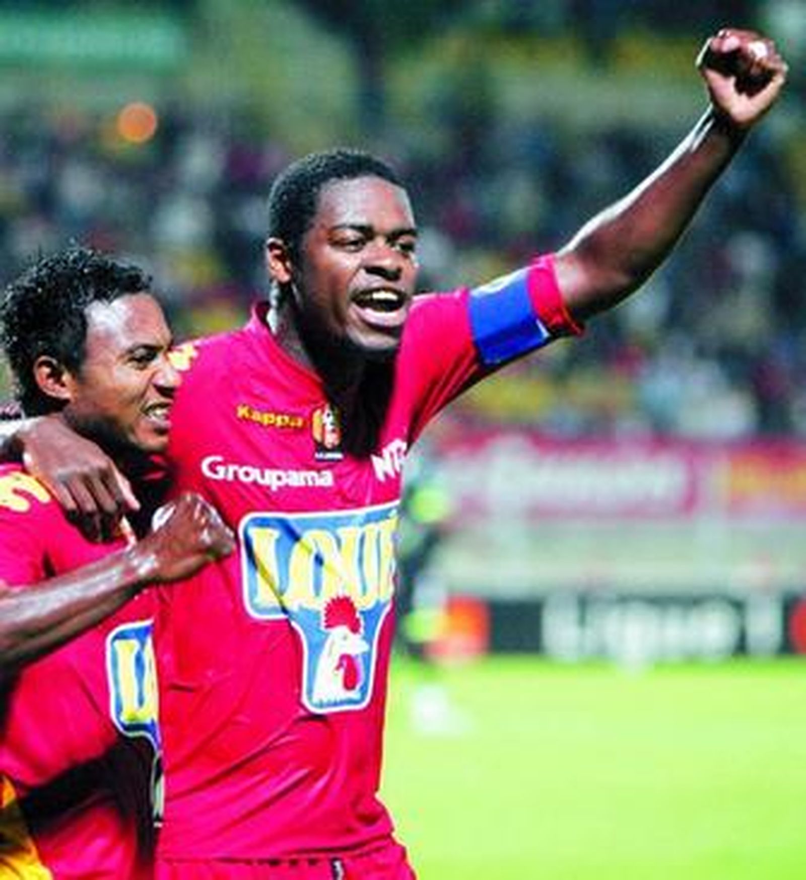 Romaric celebra un gol junto a Sessegnon.