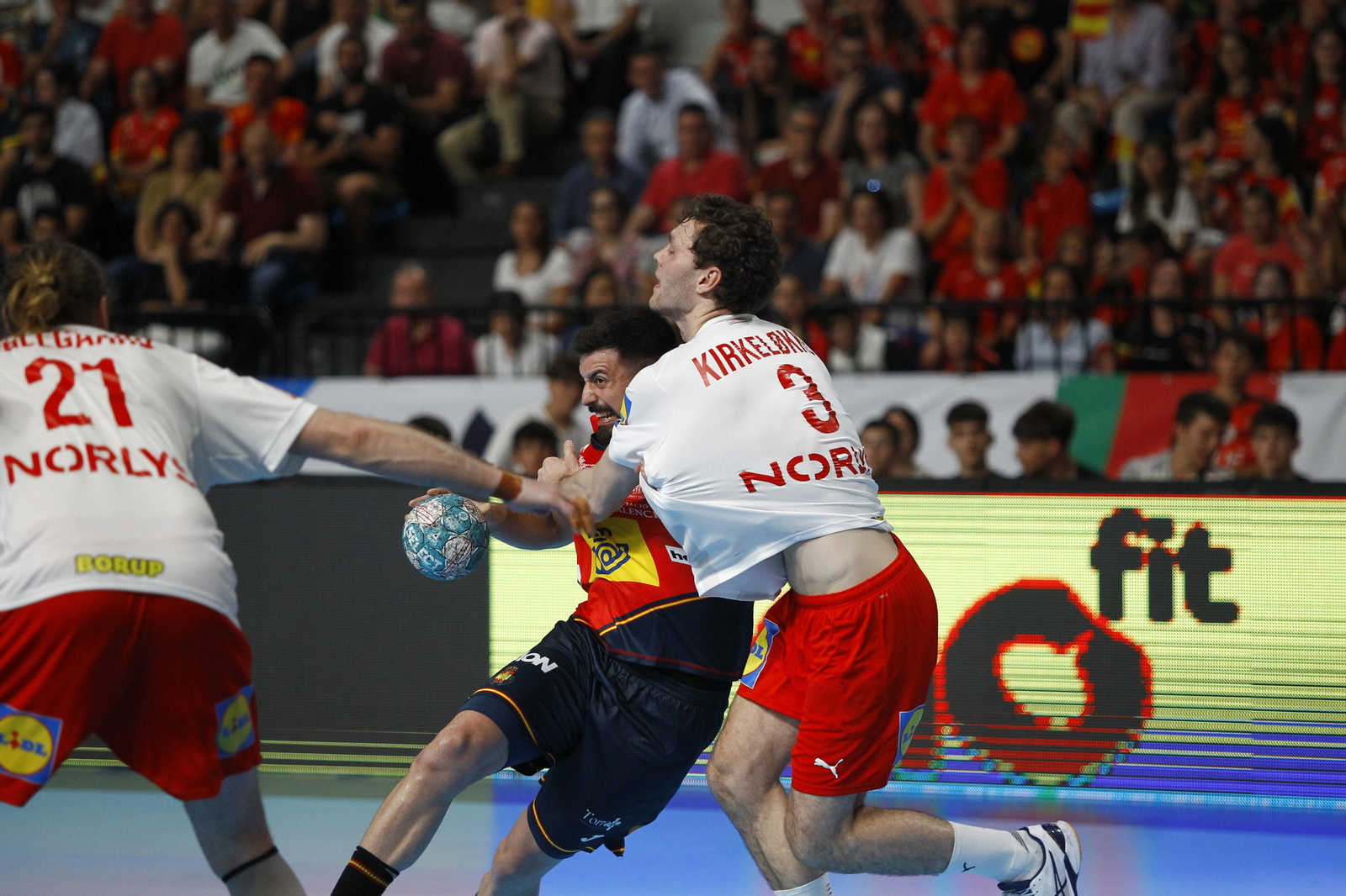 Imágenes del España-Dinamarca de la EHF Euro Cup de balonmano, en Almería