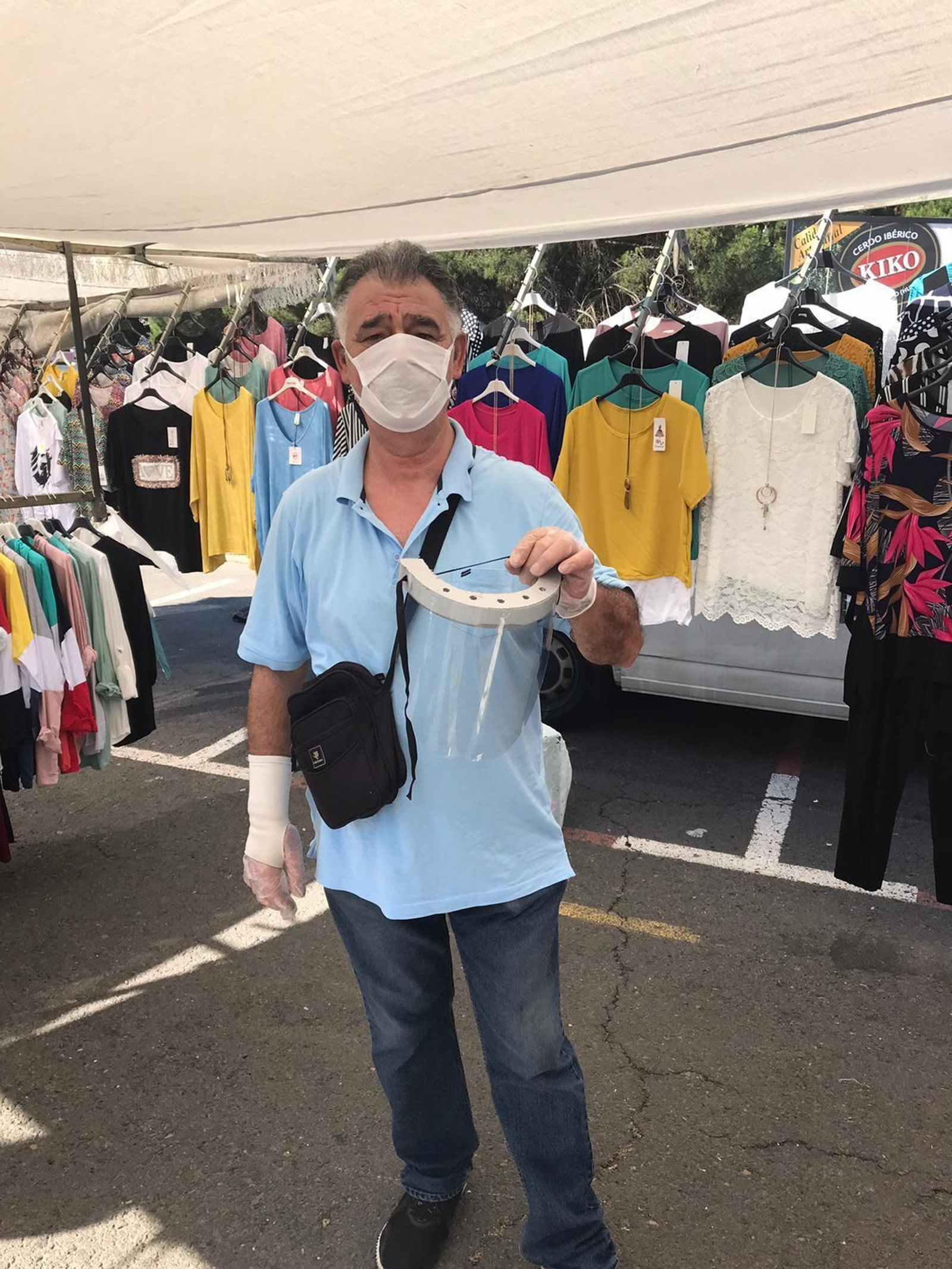 Un vendedor del mercadillo de Punta Umbría.