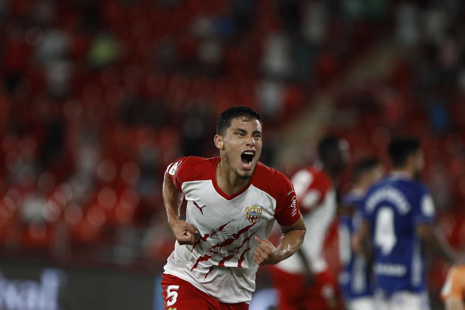Robertone, que jugó un partidazo, celebra el 2-1 antes del descanso.