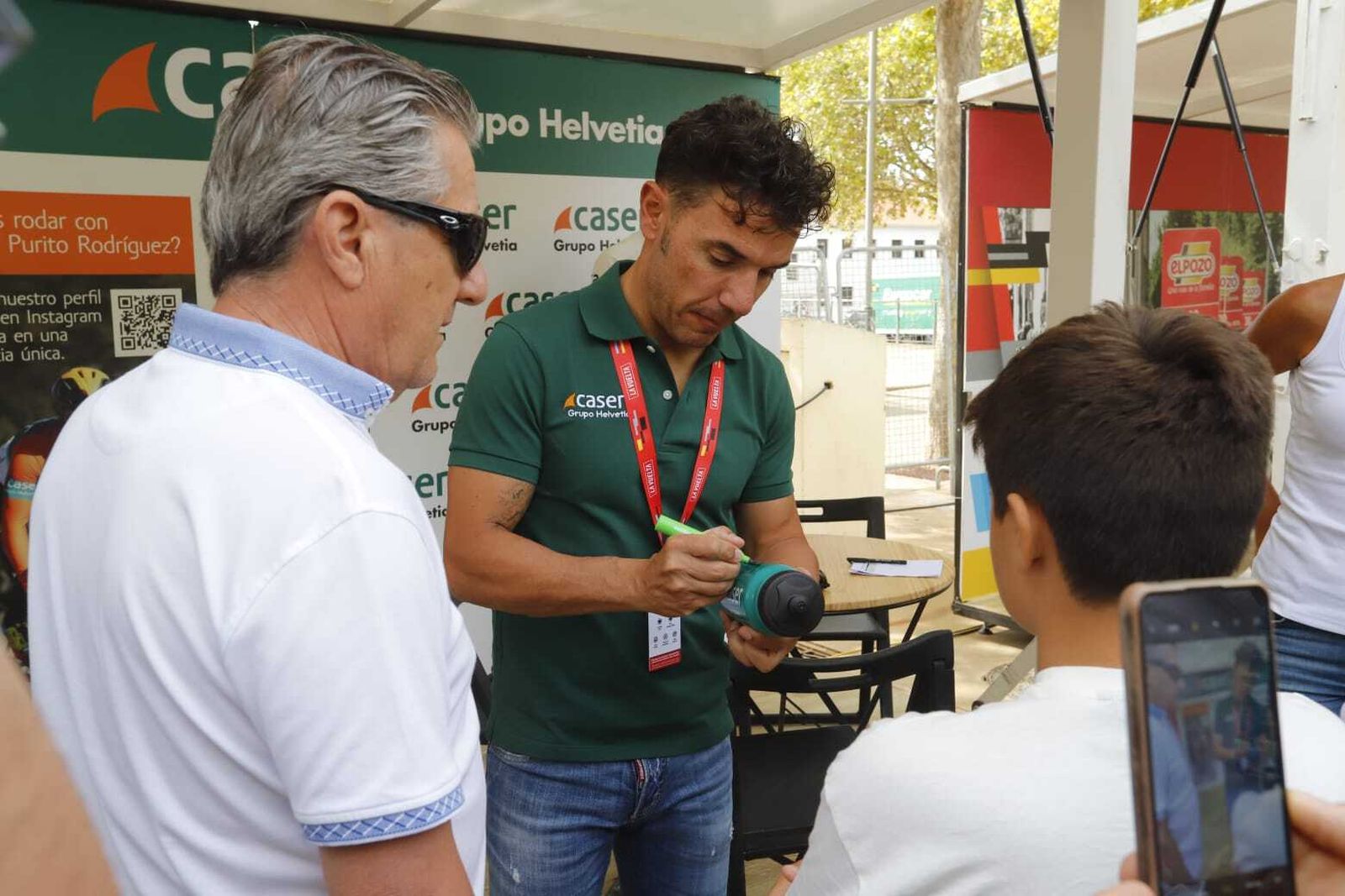 'Purito' Rodríguez firma autógrafos, en Aracena