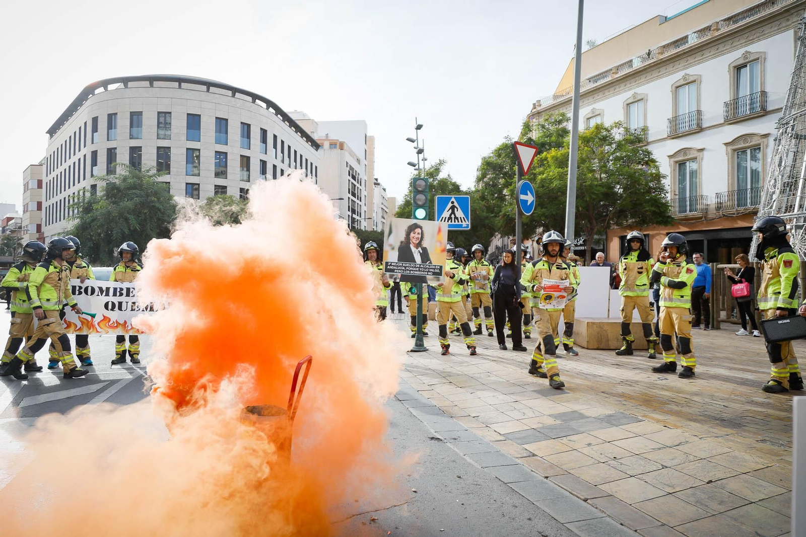Imágenes de la manifestación de bomberos en Almería