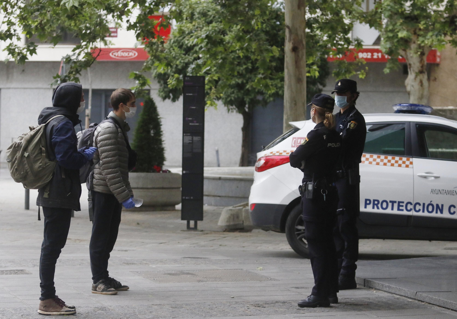 Las fotos del reparto masivo de mascarillas y la vuelta al trabajo en algunos sectores en Córdoba