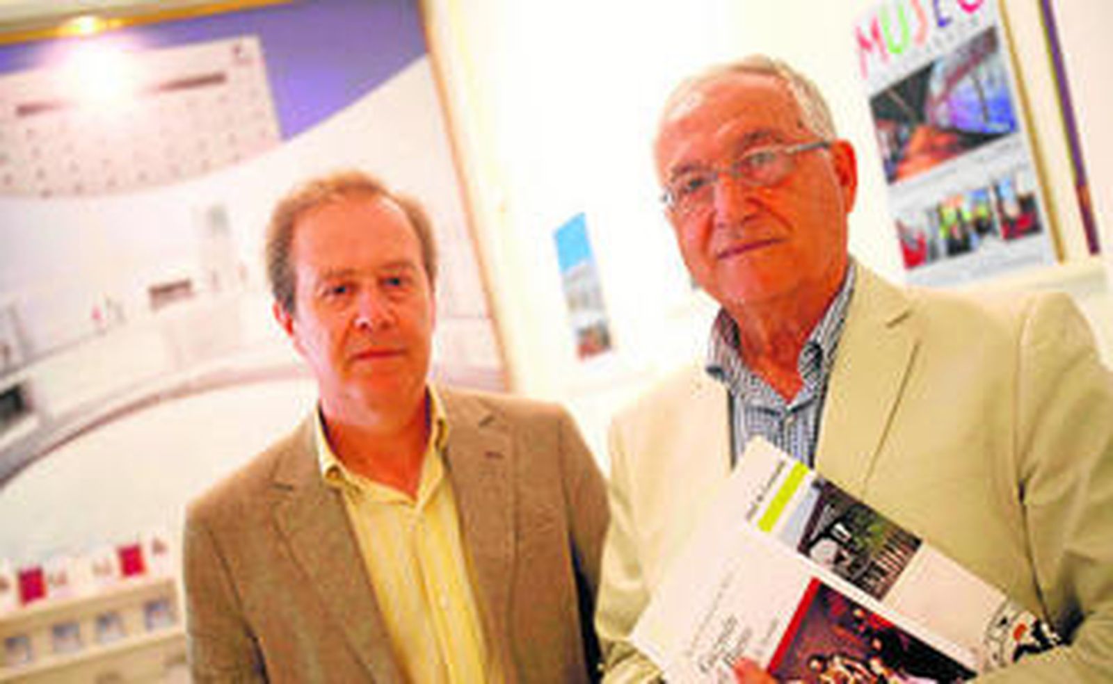 Antonio Torremocha, ayer en Granada presentando su novela.