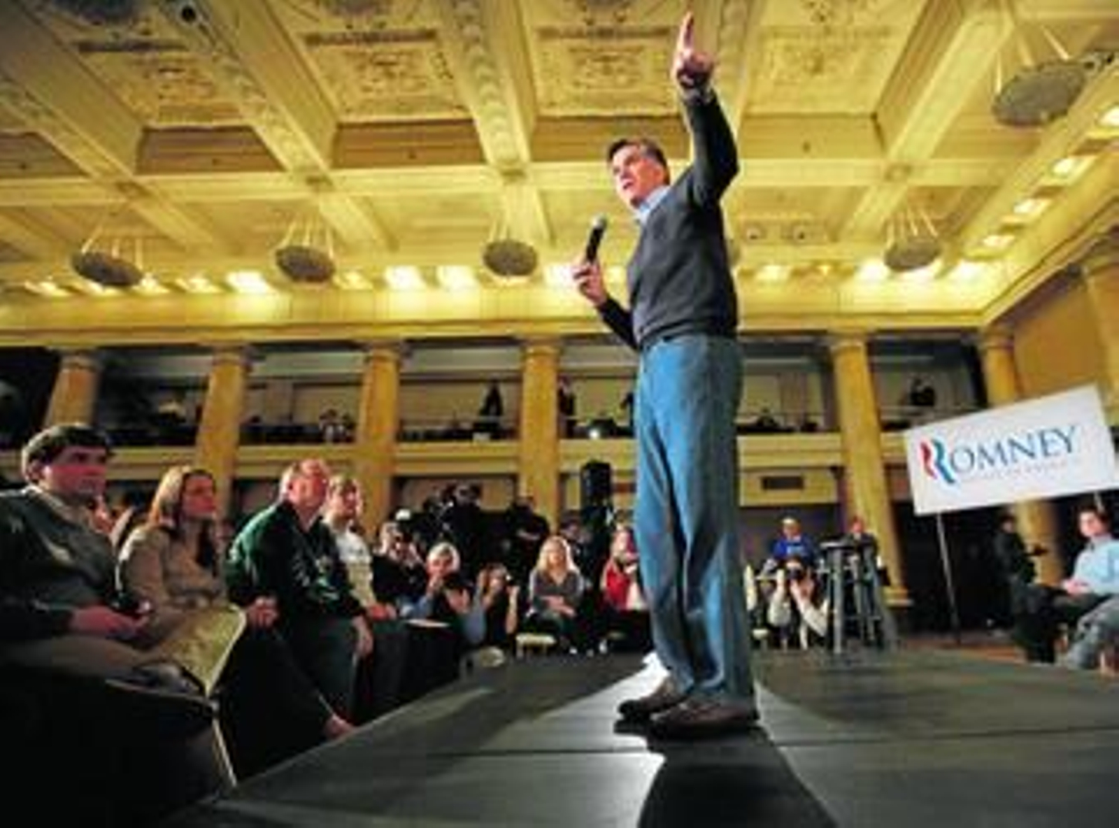 Mick Romney, ex gobernador de Massachusetts, durante una de las reuniones mantenidas con los electores de Iowa.