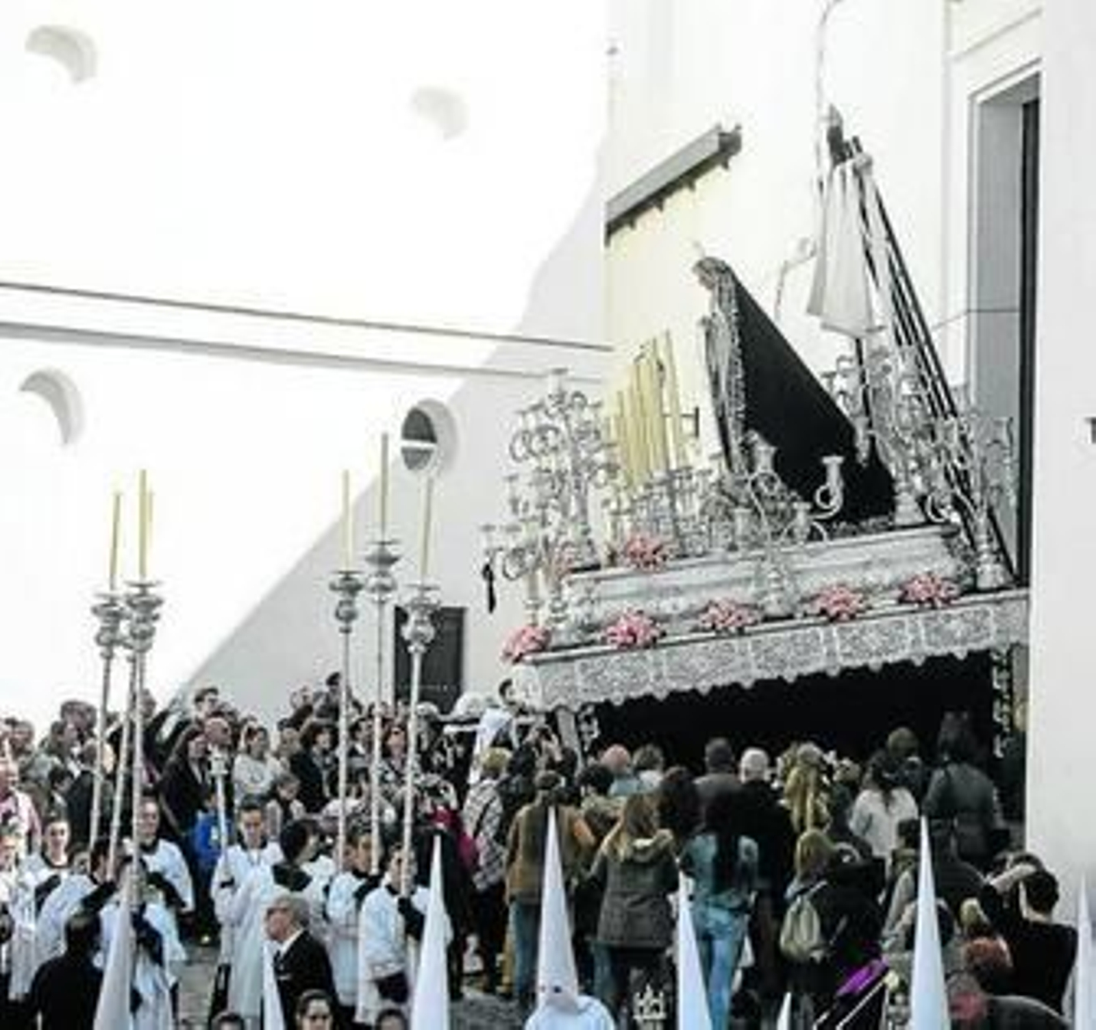 La Virgen de la Soledad de la cofradía de Santo Entierro desciende su rampa ayer tarde.