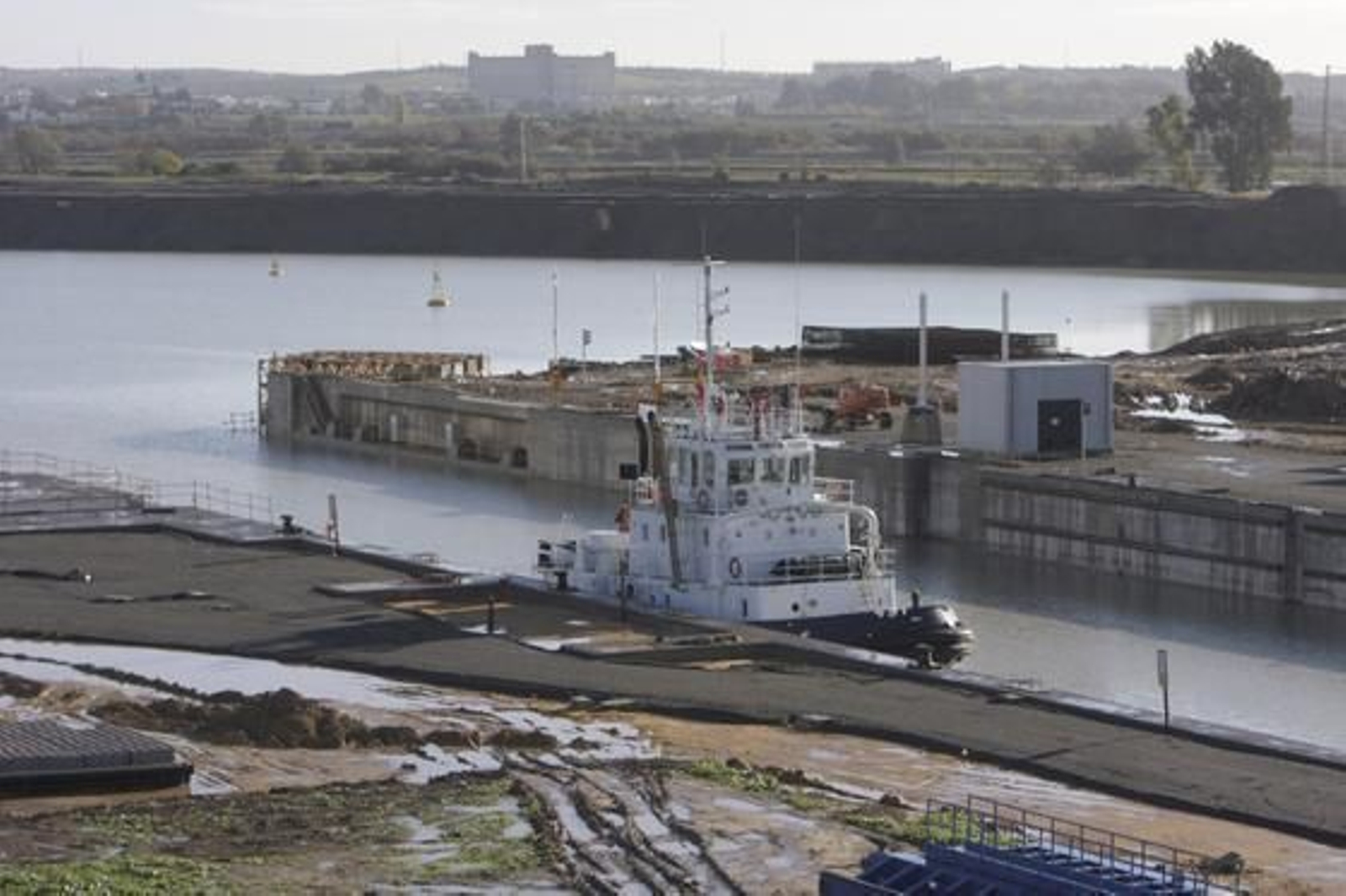 La nueva esclusa del Puerto de Sevilla, construida por los astilleros tras una inversión pública que supera los 160 millones de euros, está ya en funcionamiento.  Foto: José Ángel García