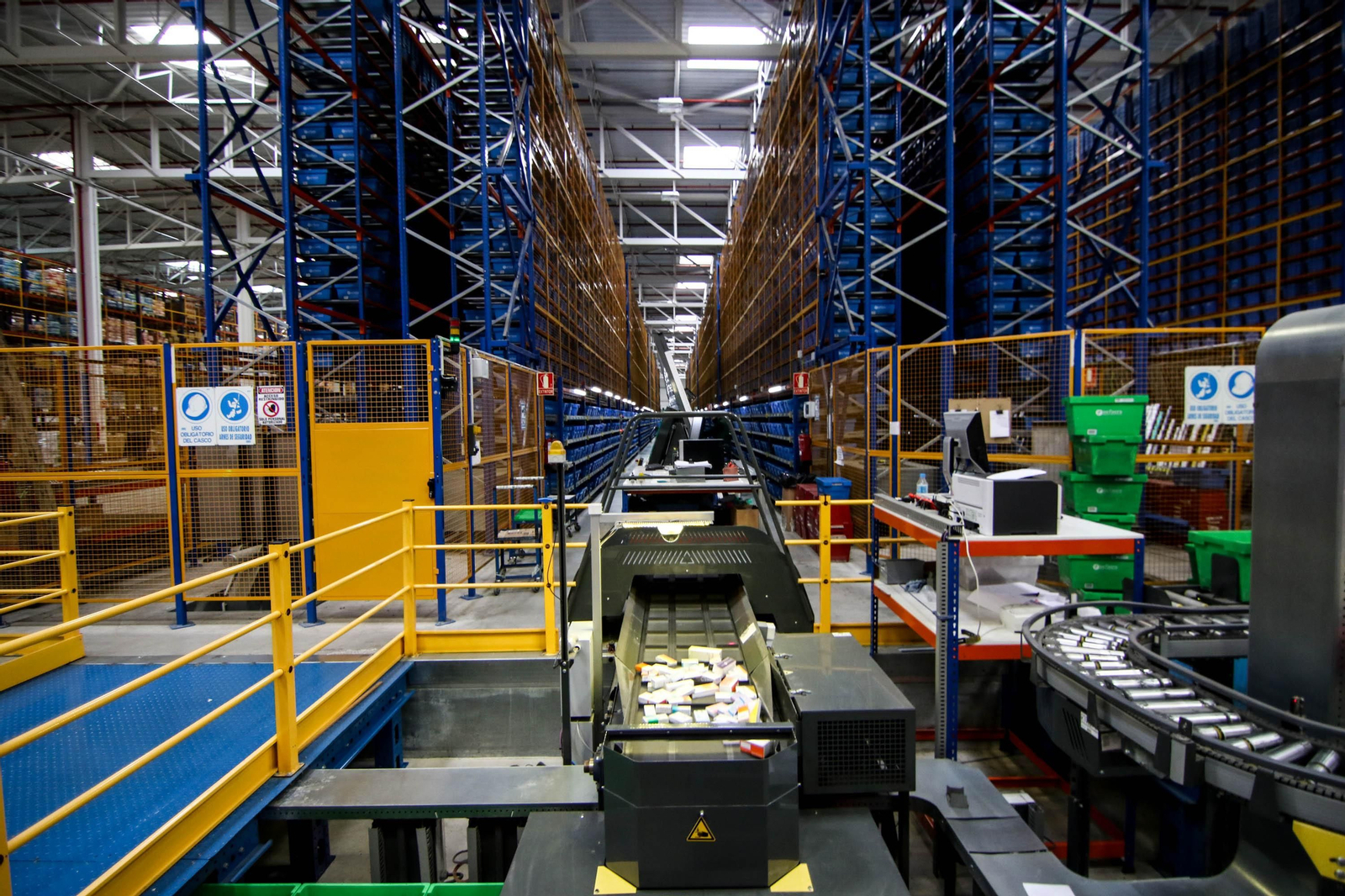 O La sede de Hefagra cuenta con uno de los sistemas robotizados más modernos del grupo, que mueve  en torno a 25 millones de medicamentos al año. El proceso está mecanizado  con un robot que se encarga de coger los medicamentos y ordenarlos en cubetas.