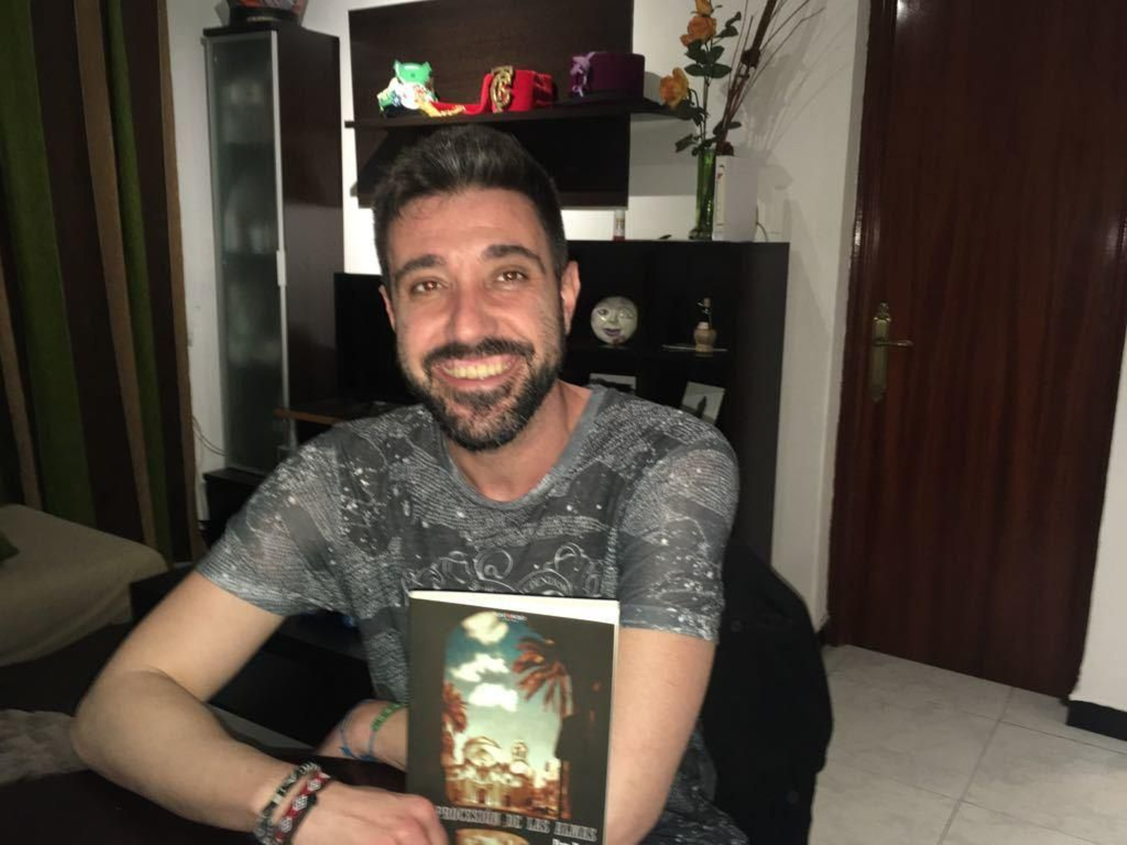 Fran Reyes, con su libro 'La procesión de las almas'. Fran Reyes, con su libro 'La procesión de las almas'.
