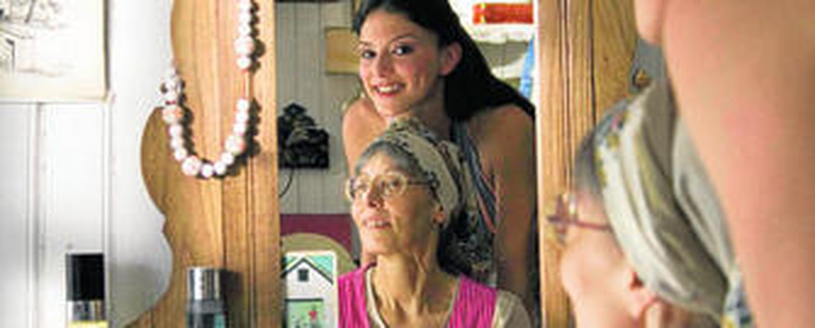 Un fotograma de 'Abrígate', película producida por Pancho Casal, creador gallego que lleva la batuta del serial autonómico 'El Faro'.