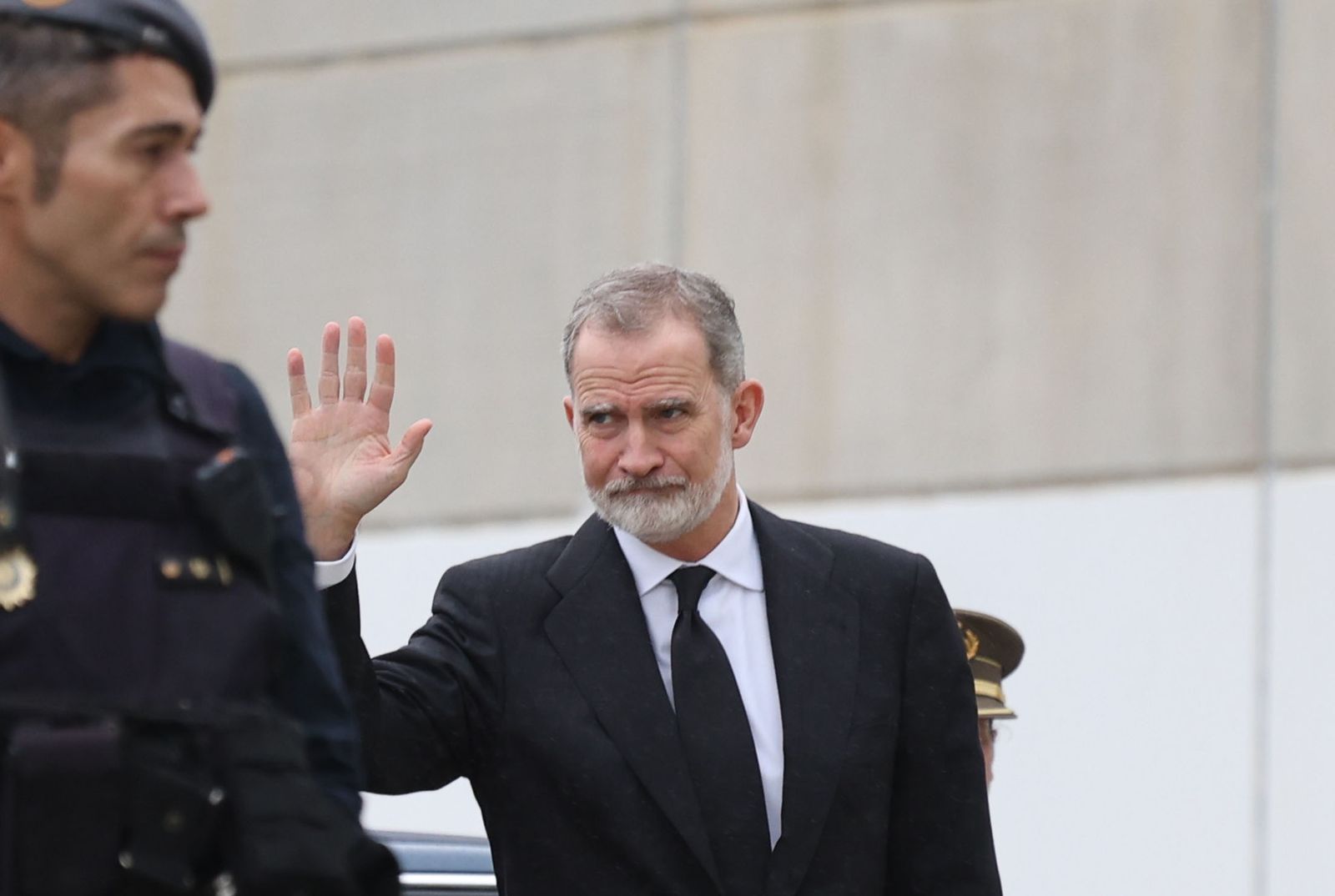 Fotografías de la llegada de los reyes Felipe VI y Doña Letizia al funeral por las víctimas de Adamuz en Huelva