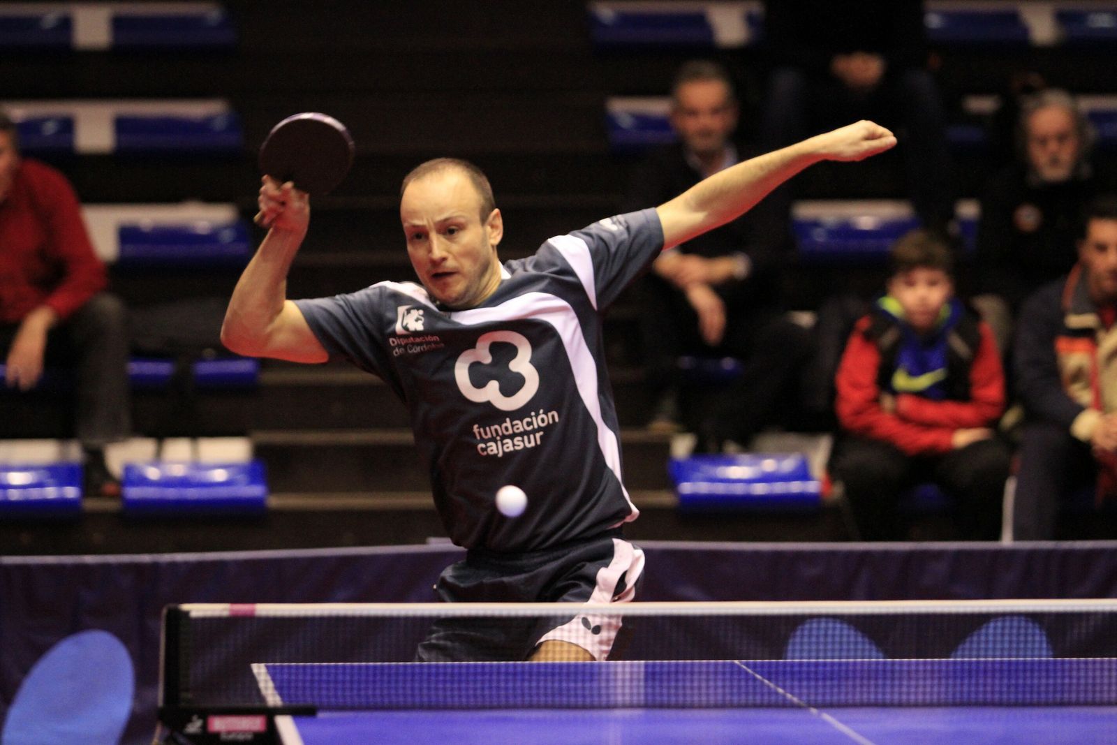 Carlos Machado devuelve una bola durante un partido del presente ejercicio.