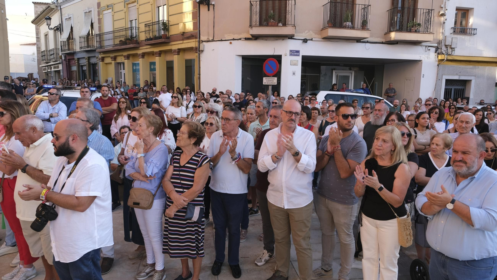 Las fotos de la masiva concentración por el asesinato de Antonio Campos en Berja