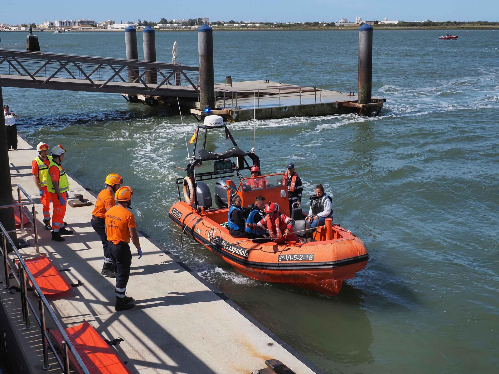 Las mejores imágenes del choque entre un ferry y un pesquero en medio del Guadiana